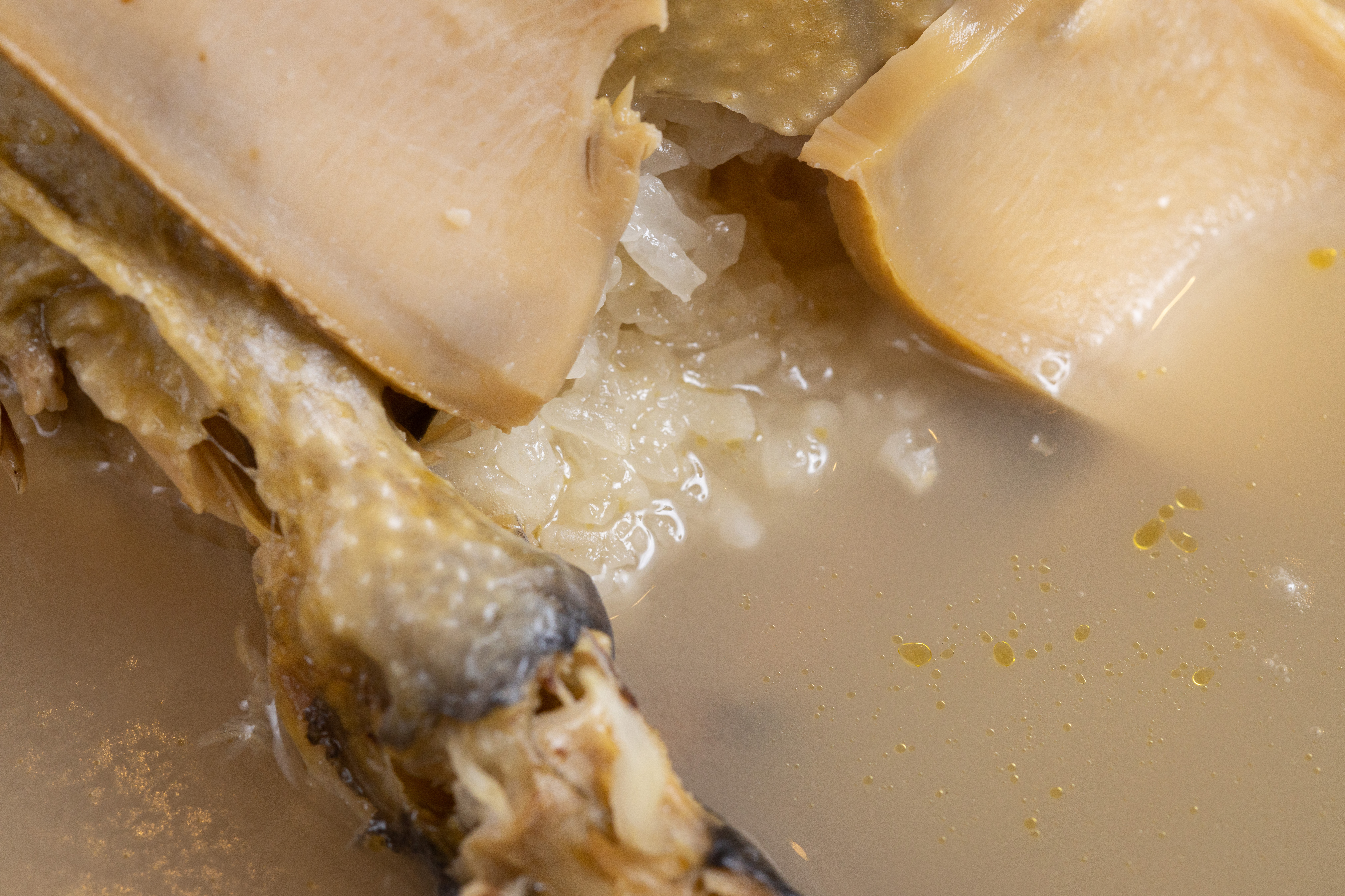 鮑魚糯米雞湯汁滑稠，非常滋補。