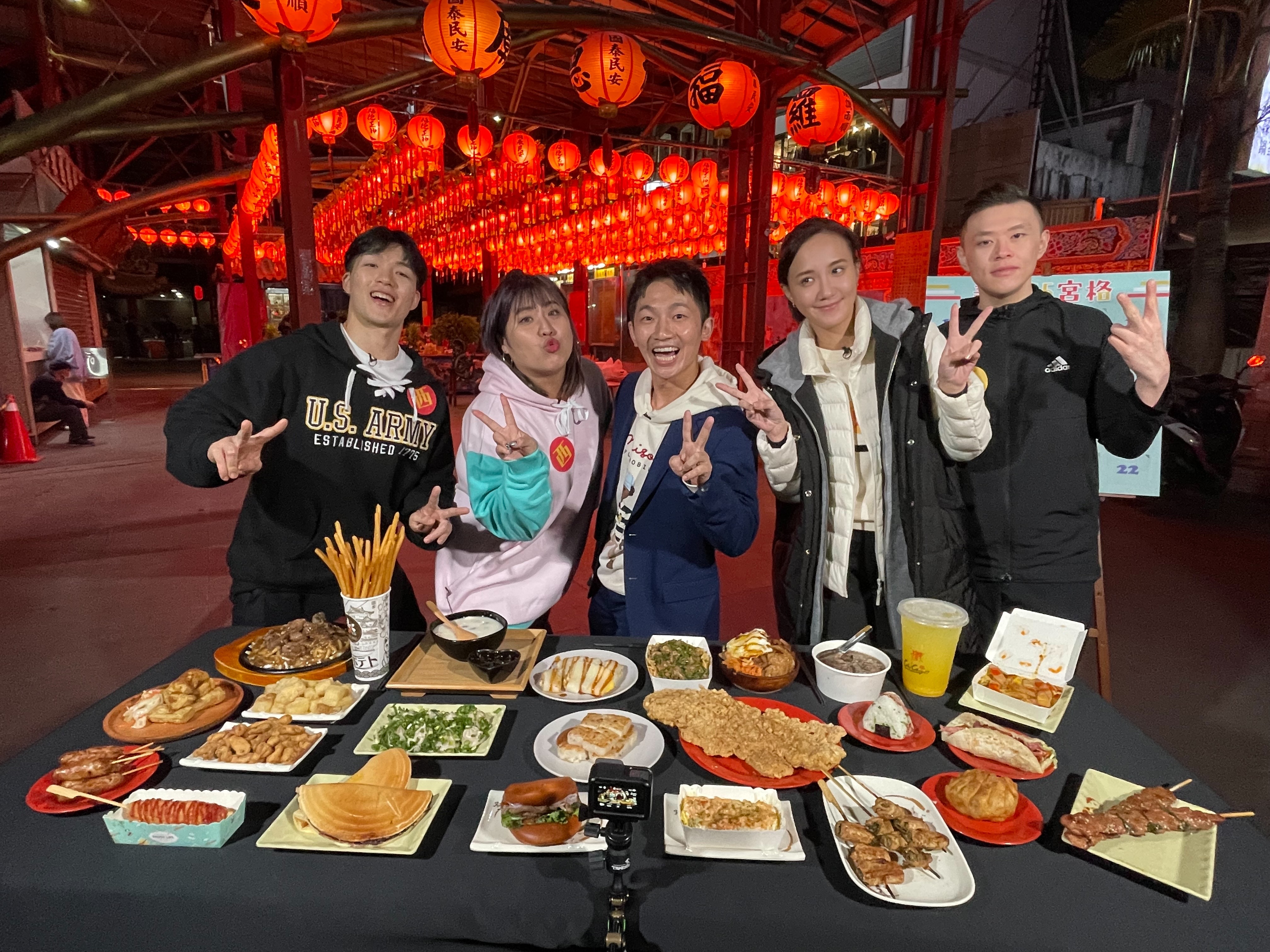 蔡昌憲（中）帶領大胃王YouTuber丁丁（右1）及豪豪（左1），前往擁有許多特產的宜蘭，尋找隱藏版巨大美食。（緯來）