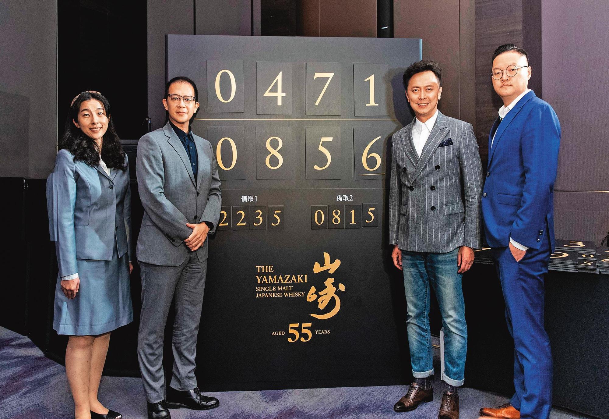 山崎55全台灣只有2瓶,必須加入「Beam Suntory威士忌愛好會」才有資格抽認購權,日前公平公開抽出0471、0856這2組幸運號碼。