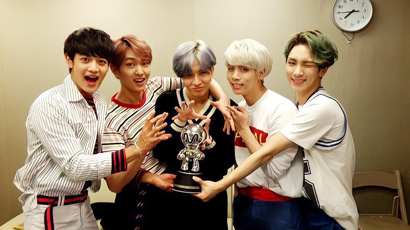 SHINee出道為5人團體,鐘鉉(右二)在2017年輕生離世,讓許多粉絲不捨。(翻攝SHINee推特)