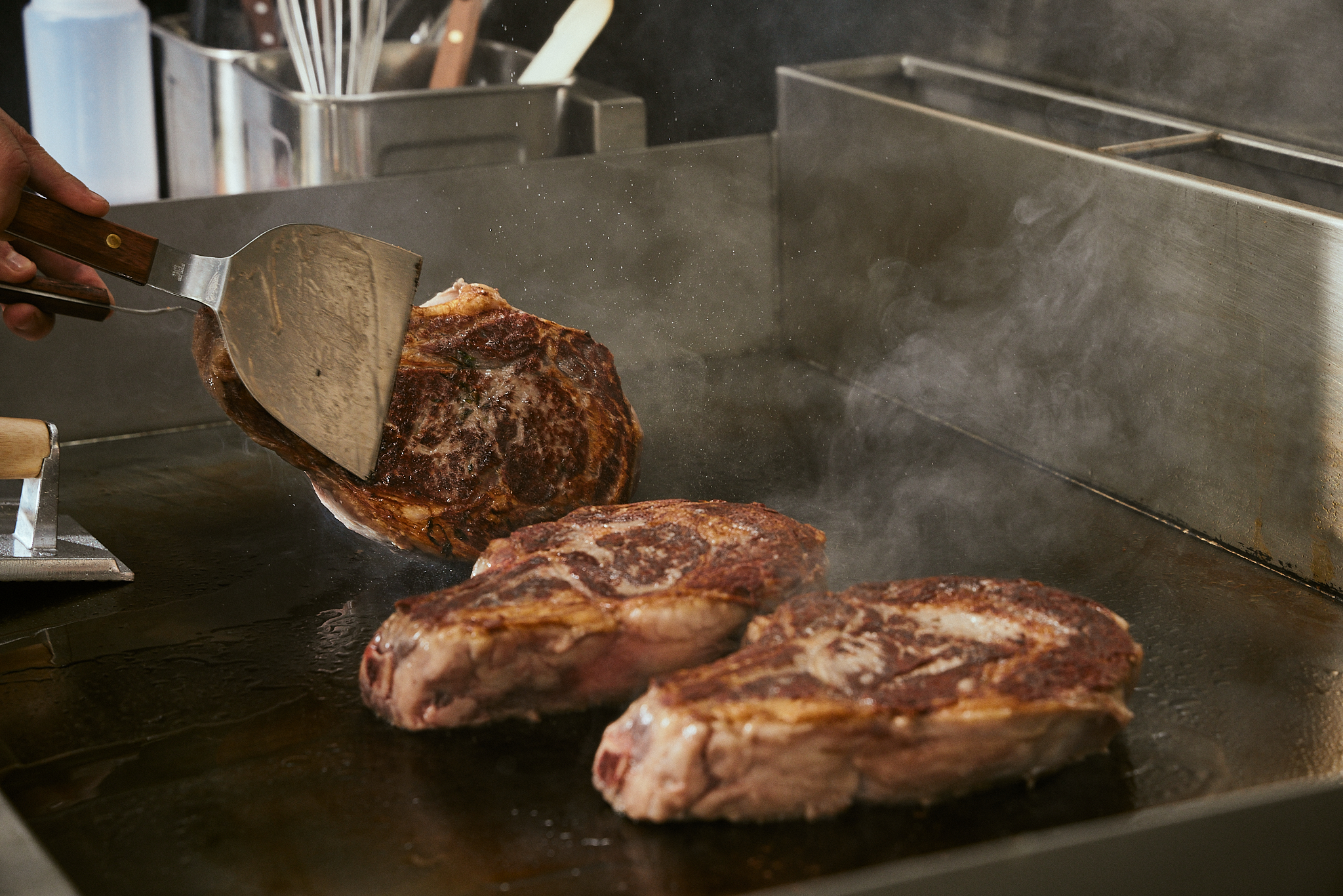 被命名為「肉年菜」的「厚切炭烤丁骨牛排」，厚切5公分，分量驚人。（RÒU BY T-HAM提供）