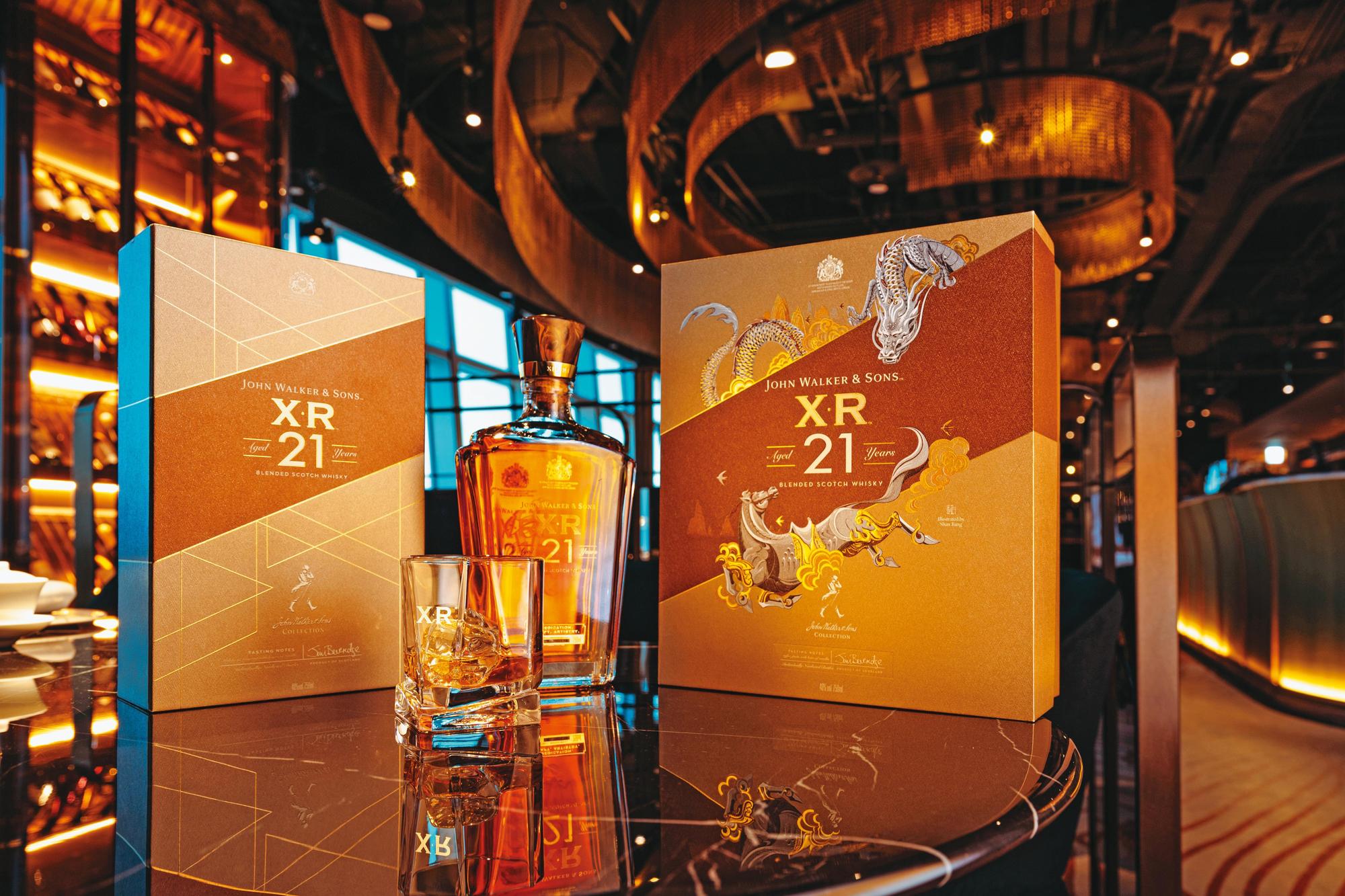 Johnnie Walker XR21年蘇格蘭威士忌,全新瓶身設計靈感來自簡約時尚的水晶醒酒器,易於握取與倒酒,象徵珍寶的琥珀質感瓶蓋刻劃數字21,摩登大氣。