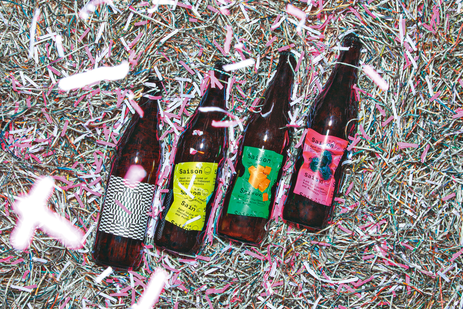 酉鬼啤酒新年限定禮推出四款怪奇風味，（左起）FunkySour野生酵母怪奇酸啤泡在夏朵內及卡本內裡、Saison泡在夏朵內卡本內及波特裡、野生酵母芒果Saison泡在夏朵內裡、野生酵母桑椹Saison泡在卡本內裡。