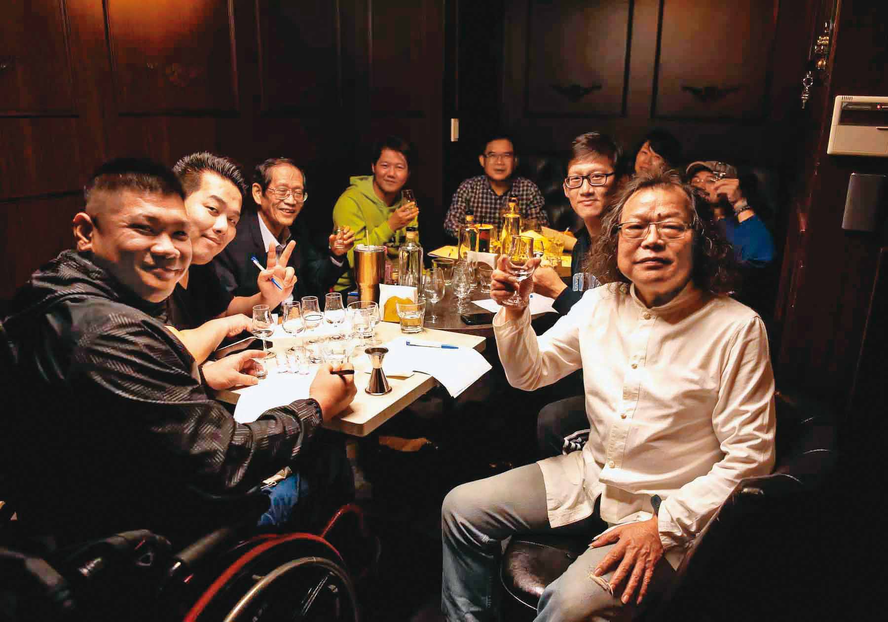 在歐陽港生老師（右1）與林讚峰博士（左3）力挺助陣下，以林政緯（右2）為首，多位年輕酒界意見領袖一同成立了「中式白酒研究協會」。