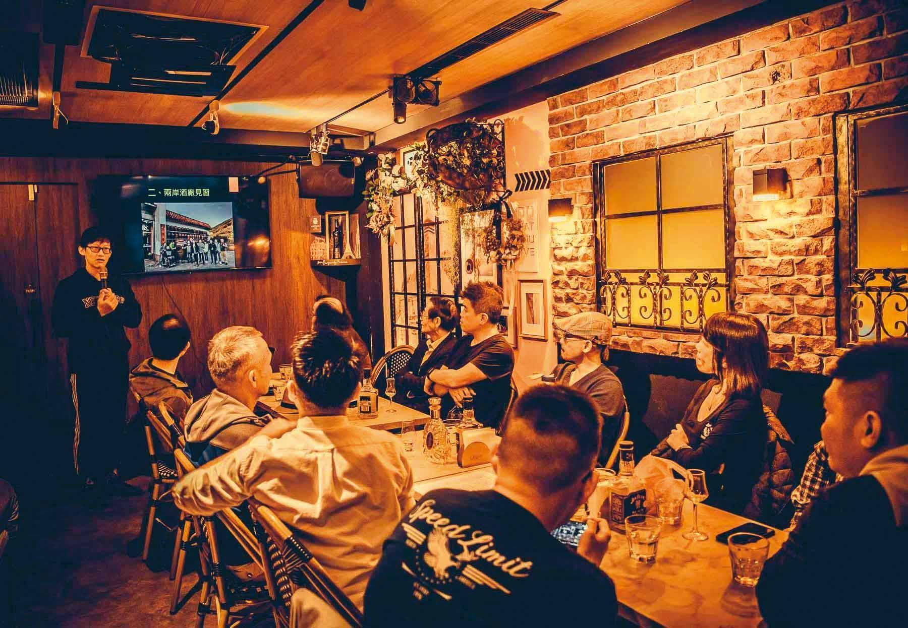 年紀輕輕就擁有中國白酒國家一級品酒師資歷的林政緯(左一),在中式白酒研究協會的籌備大會上,說明該會的宗旨與目標。