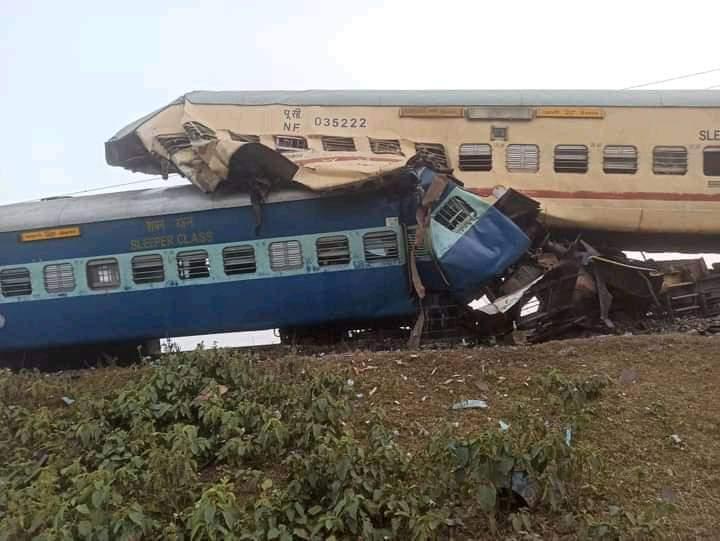 列車翻覆狀況相當慘烈,車體成上下堆疊變形。(翻攝自Puspendu Santra - Raj推特)