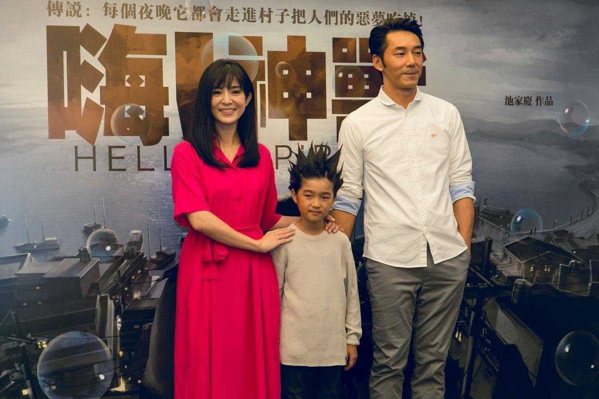 《嗨!神獸》2018年在台拍攝完成,飾演一家三口的楊釆妮(左起)、白潤音和李李仁一起出席殺青宴會。(翻攝自mingweekly.com)