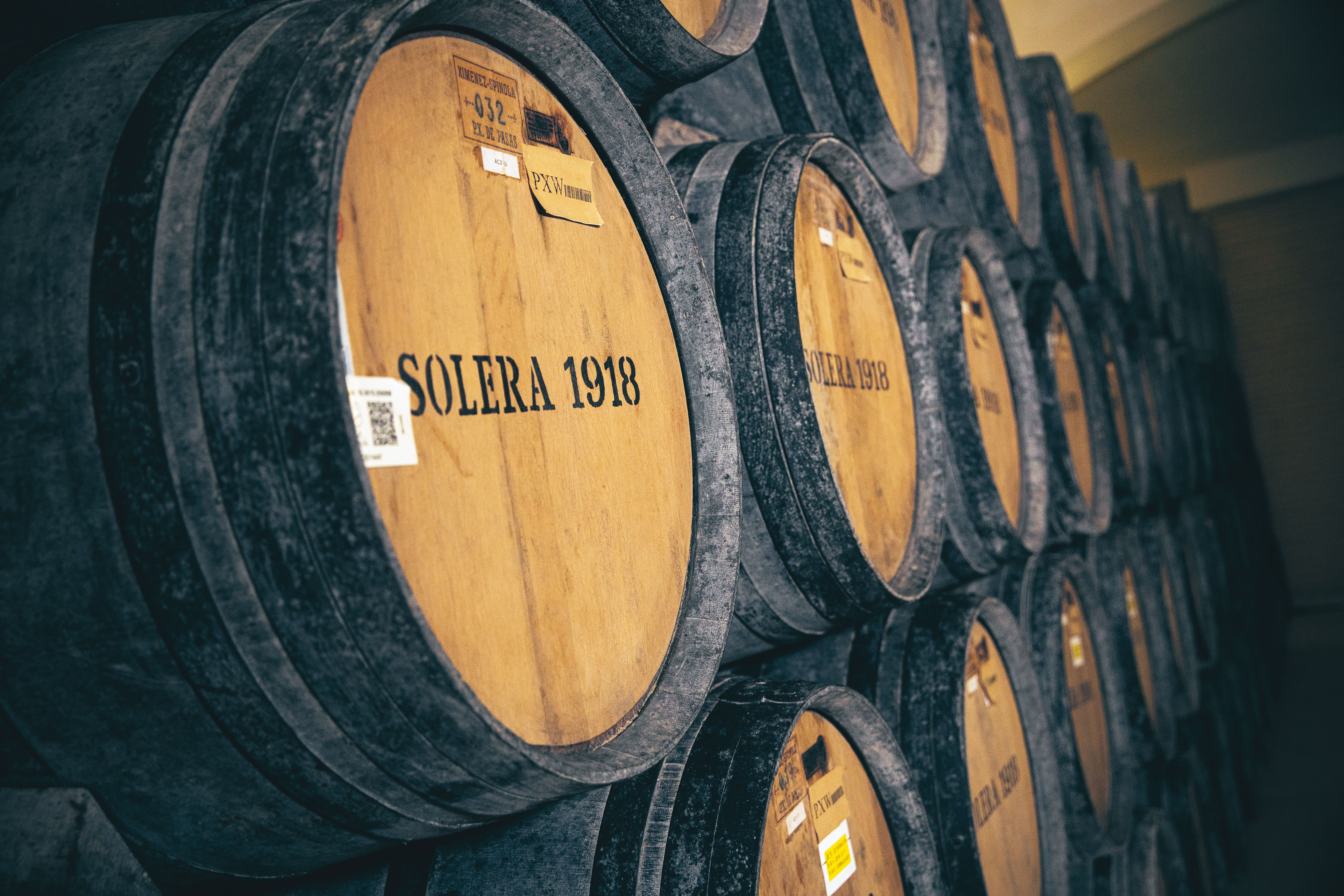 南投酒廠很幸運地在2016年從西班牙百年酒莊Ximenez Spinola，買入價值新台幣2億元的Solera系統PX雪莉桶。每年酒廠會抽4桶裝瓶，作為一個套組，此款也是懂喝的酒友們收藏的品項。