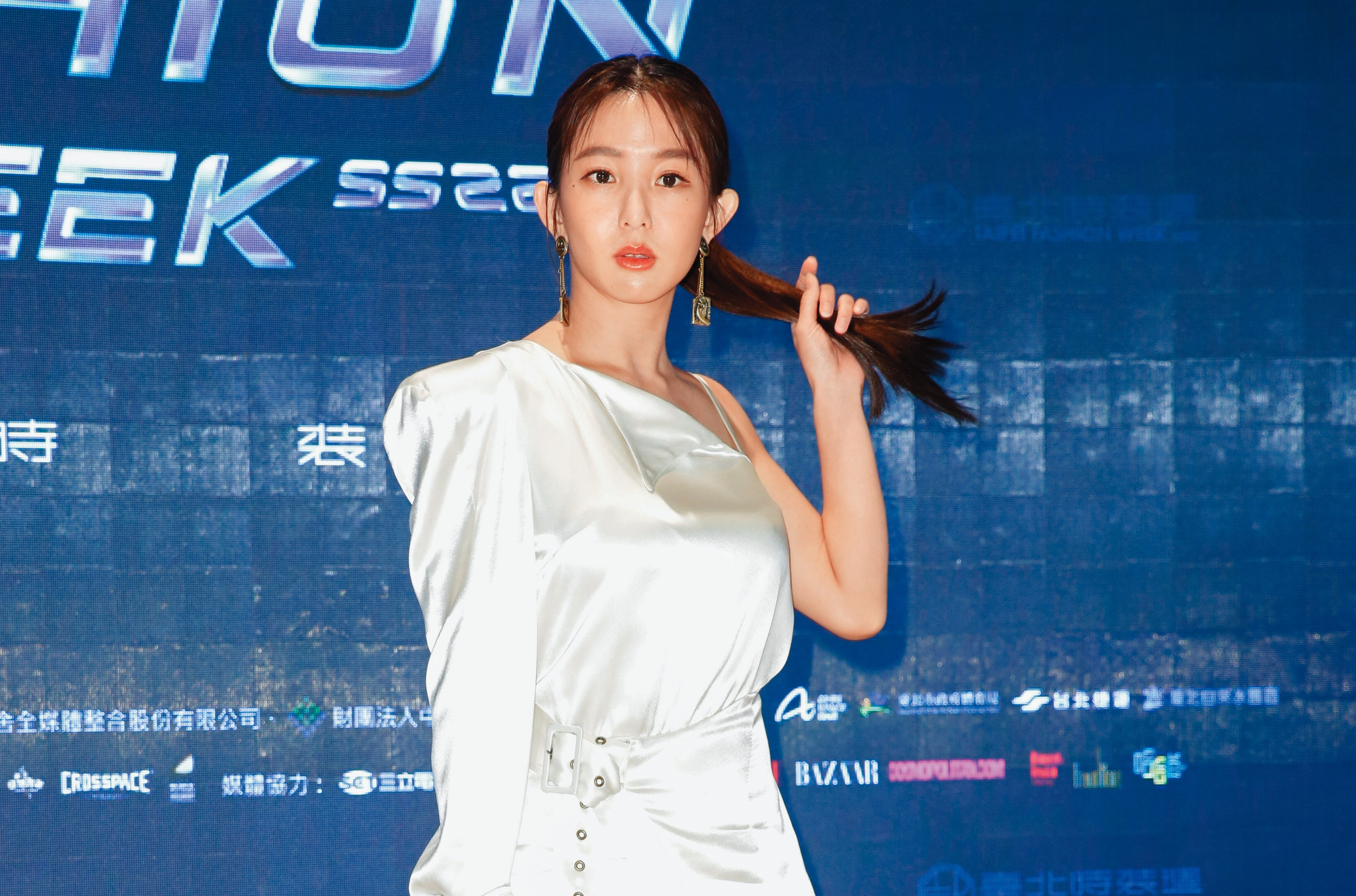 外界始終不忘郭書瑤的性感形象，但她也力求自我增值，更想帶著蔡凡熙一起進步。