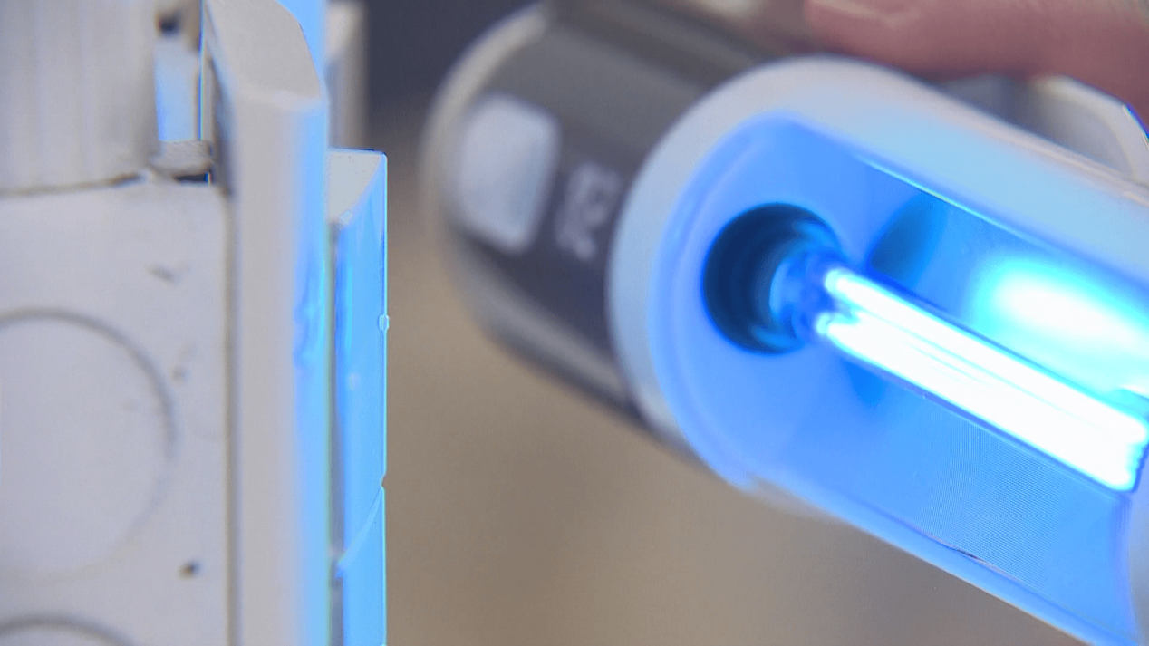 有紫外線消毒功能的防疫小物，像是消毒盒、隨身消毒棒，詢問度隨疫情升溫飆高。