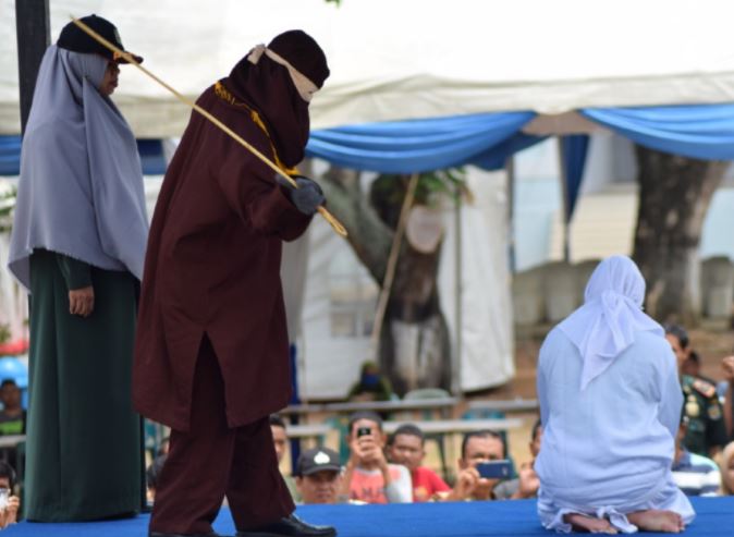 印尼亞齊省有人妻因婚外情，被判處公開鞭刑100下，但她的偷情對象只被鞭打15下。（翻攝《lensakita.com》）