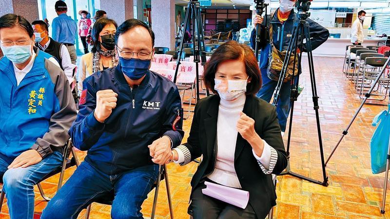 林姿妙(右)涉開發弊案遭查,朱立倫(左)控訴蔡政府政治追殺。(資料照,朱立倫辦公室提供)