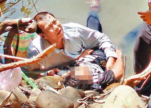 余男殺妻後,在池邊抱著屍體哀號,營造愛妻的假象。(翻攝畫面)