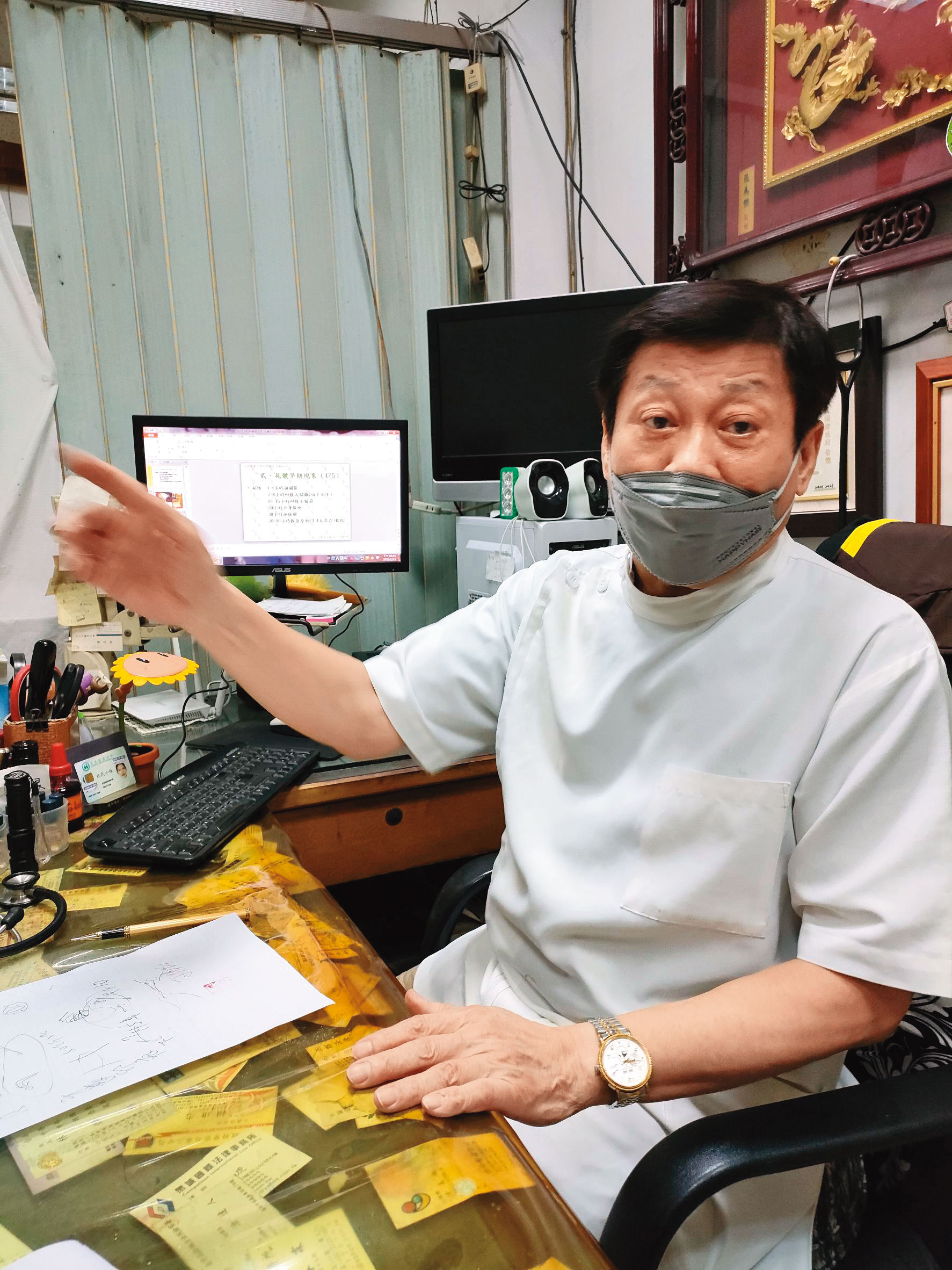 高大成看完卷證，認為疑點重重，最後靠科學證據，成功替死者申冤。（林慶祥攝）