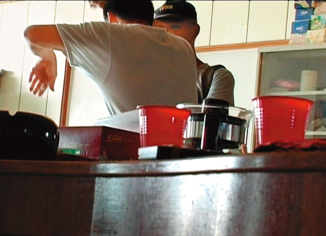 檢警重啟偵查，要求余男（左）還原案發經過，余堅持是意外，否認殺妻。（東森新聞提供）