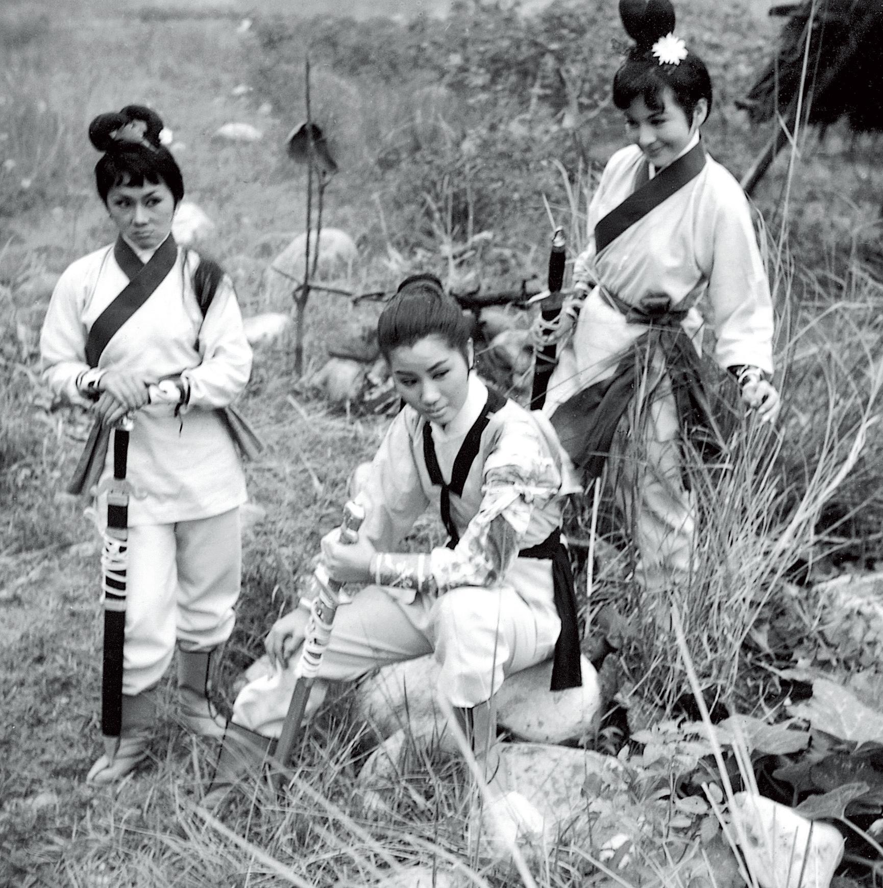 楊麗花(中)主演的《三鳳震武林》為台語武俠片的代表作之一。(九一電影提供)