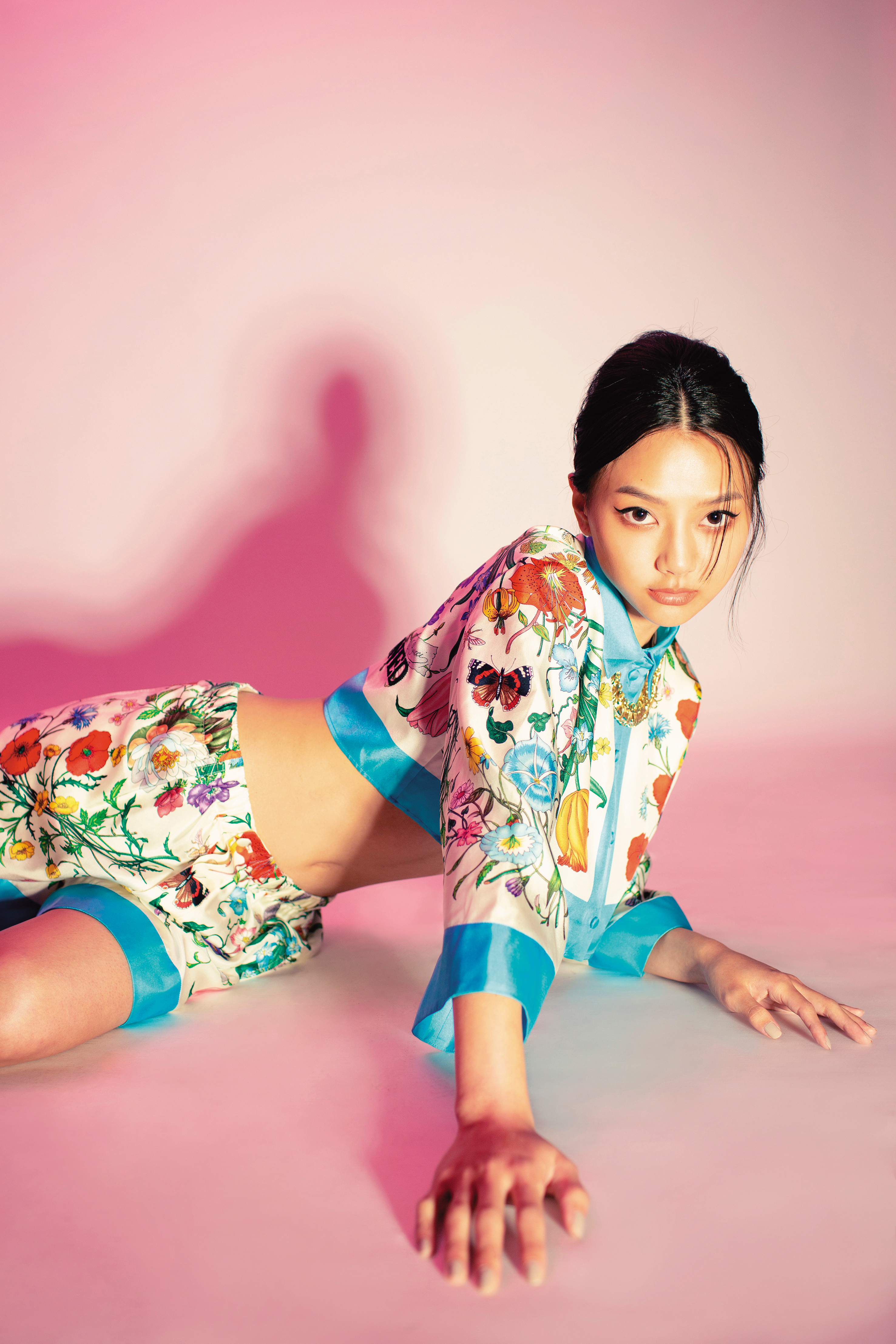 多色花卉印花短袖上衣 NT$61,600 by GUCCI/多色花卉印花短褲 NT$39,000 by GUCCI/雙層曼波鑽條中短版項鍊 NT$9,880 by momo's march