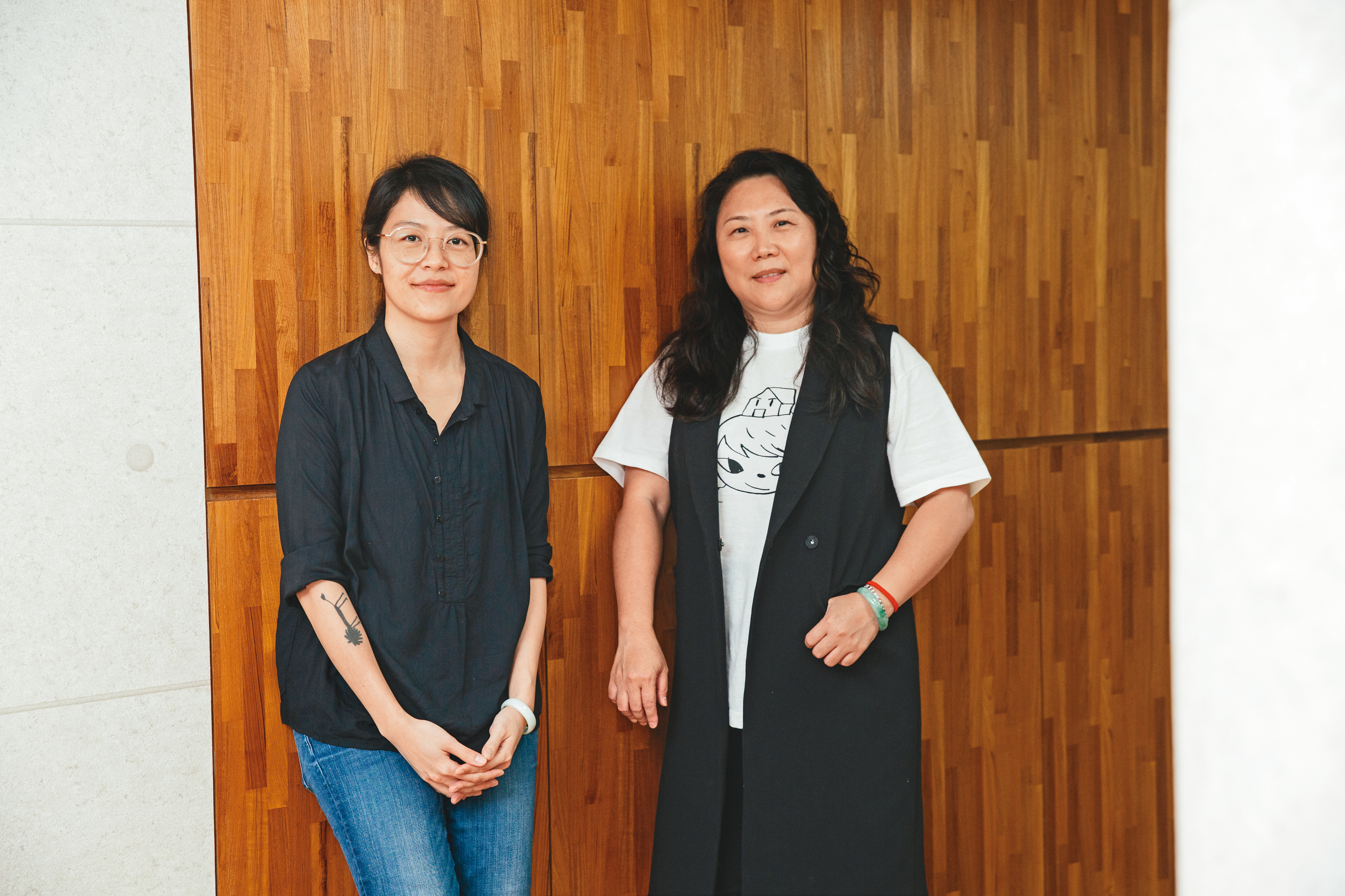 莊淳淳（右）肯定謝沛如（左）執導電影《大餓》的功力，邀她合作《比悲傷》影集。