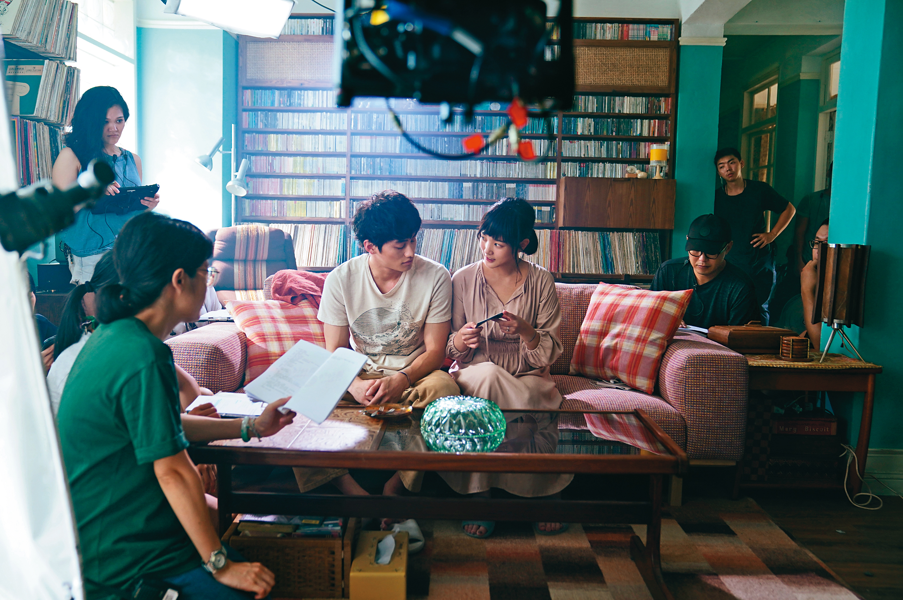 《比悲傷》影集版主場景位於美軍宿舍，陳設比電影版更繁複。（好好看文創提供）