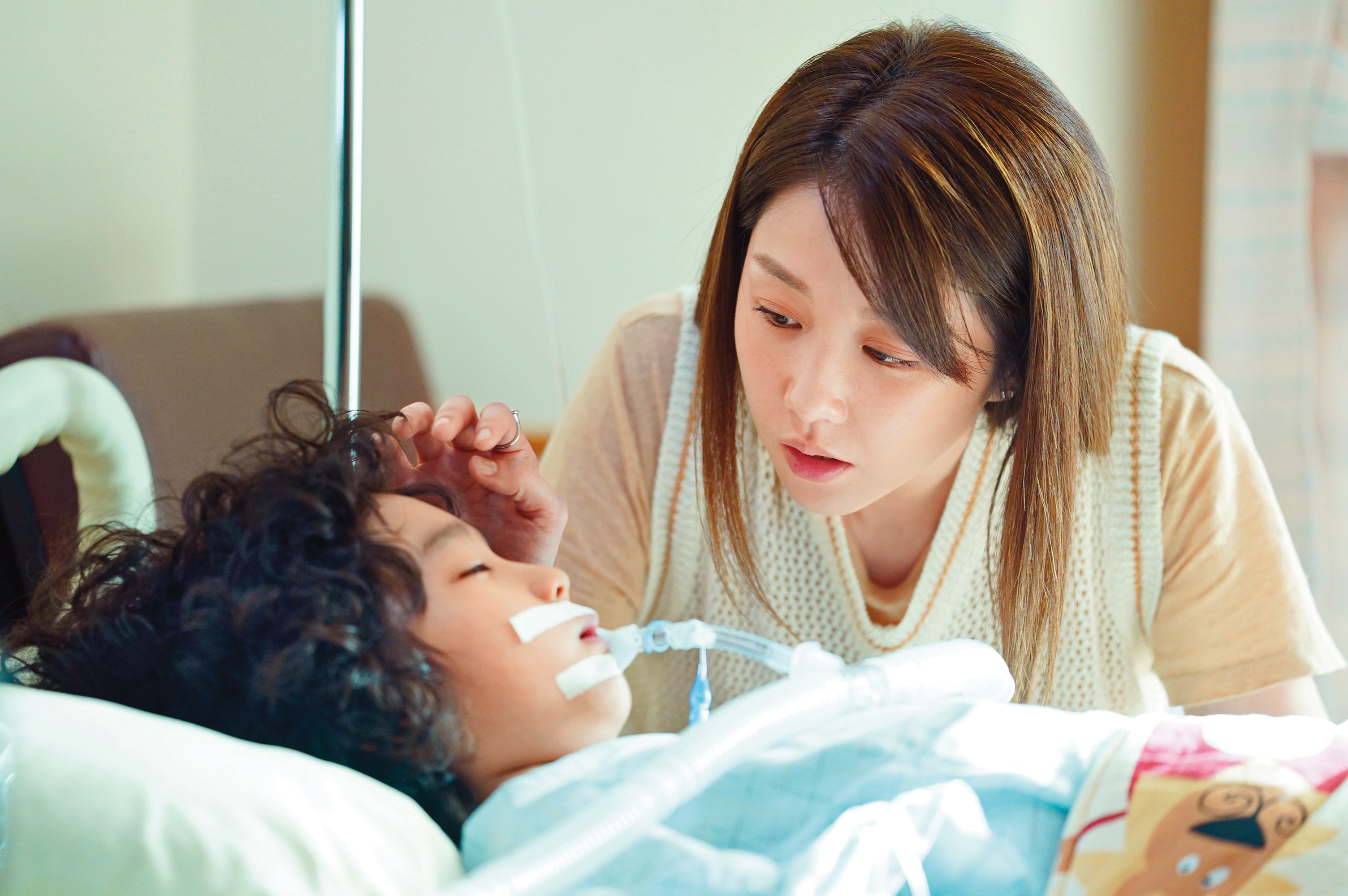 邵雨薇（右）與白潤音（左）母子戲賺人熱淚，吸引媽媽族群追劇。（好好看文創提供）