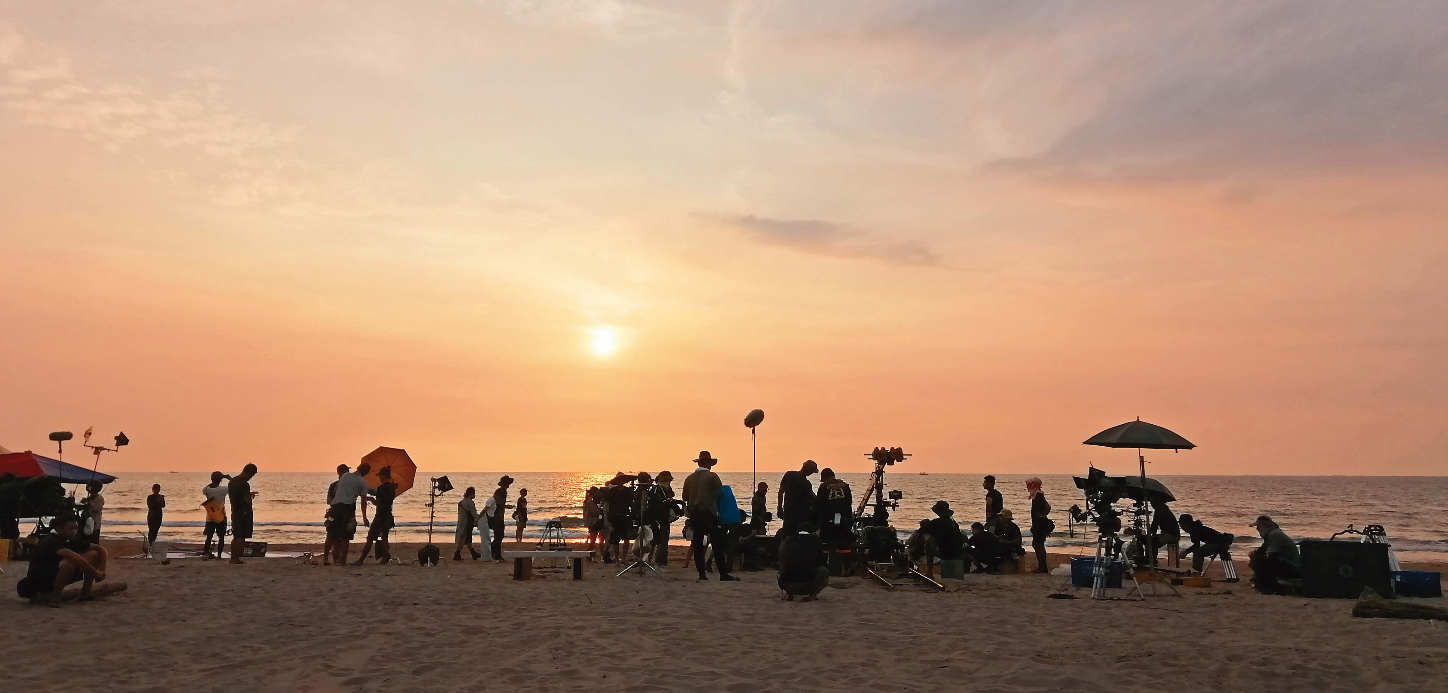 《比悲傷》影集大陣仗遠赴墾丁海邊取景。（好好看文創提供）