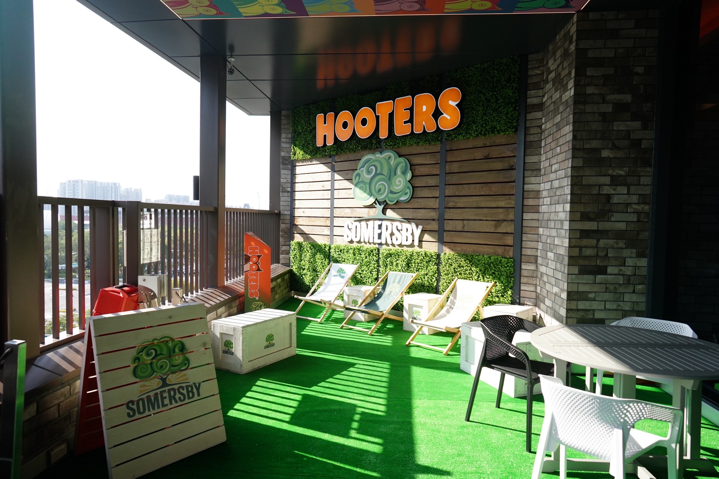 因應城市特性,竹北大遠百店設有親子遊戲區。(Hooters提供)