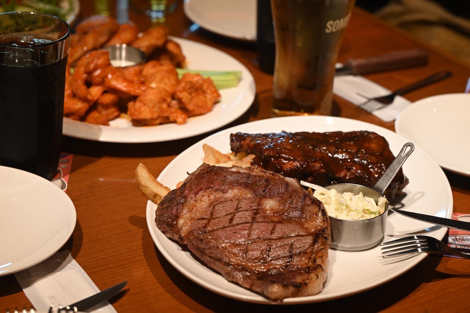 Hooters經典餐點在竹北大遠百店都能享用。（Hooters提供）