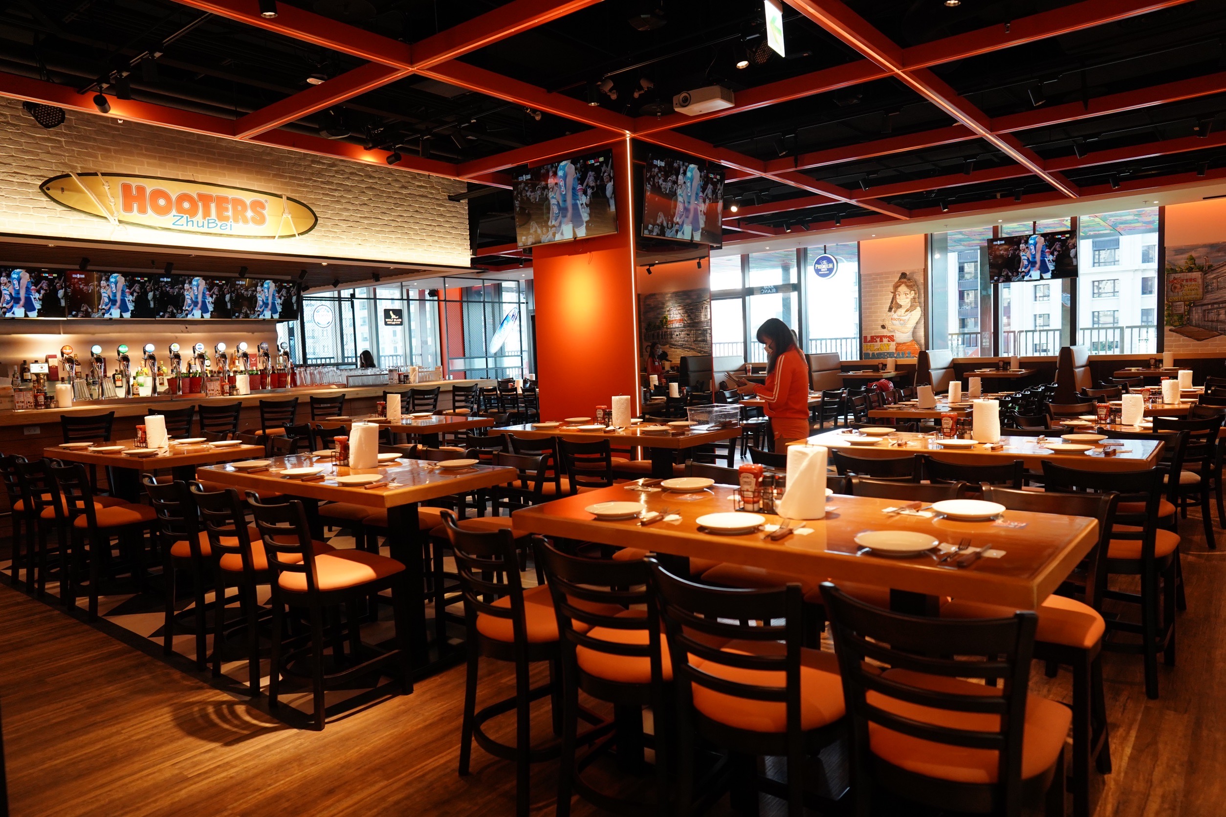 該分店空間寬敞舒適,充滿美式餐廳熱情氛圍。(Hooters提供)