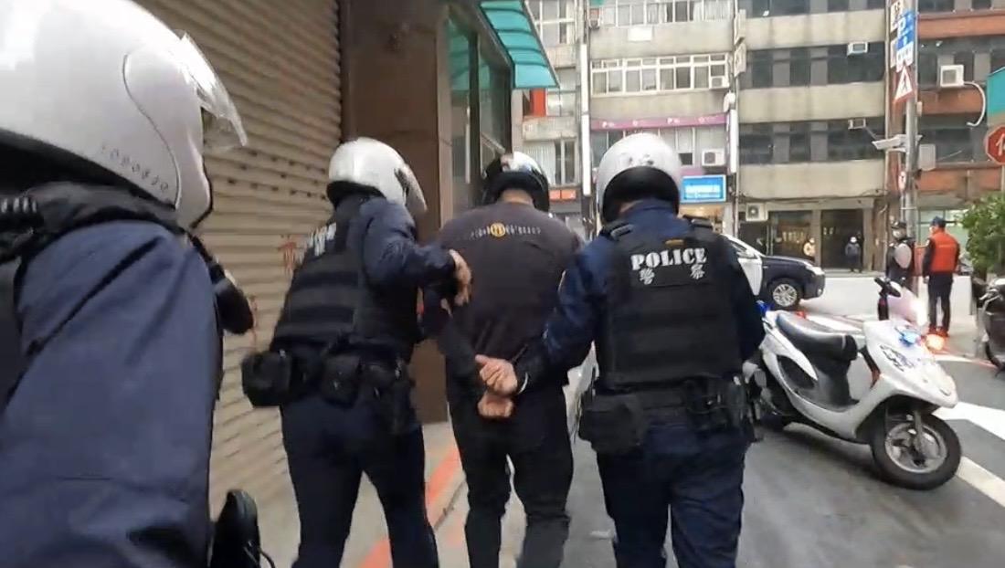 搶匪搶錢後開槍逃逸,後遭到支援警力圍捕落網。(警方提供)