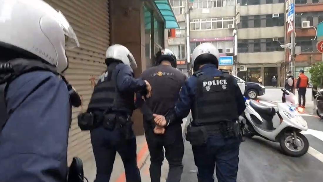 搶匪搶錢後開槍逃逸，後遭到支援警力圍捕落網。（警方提供）