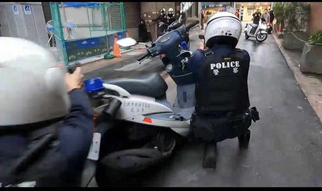 警方包圍搶匪。(警方提供)