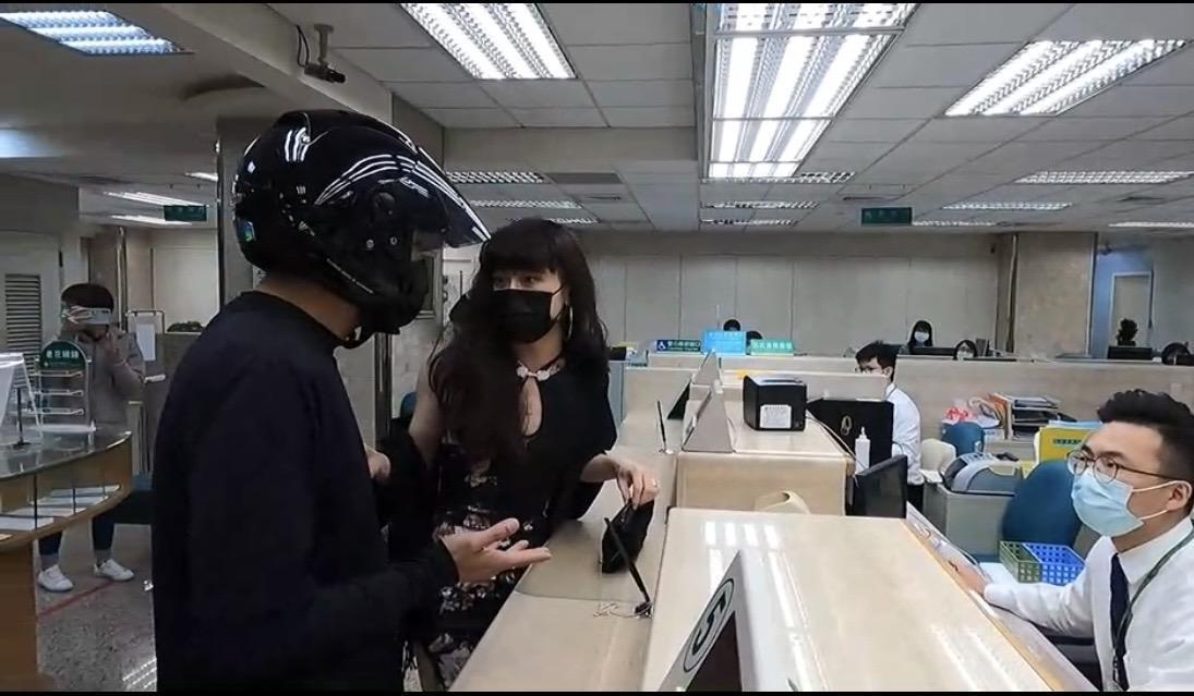 媽媽桑要搶匪不要妨礙她領錢救小姐。(警方提供)