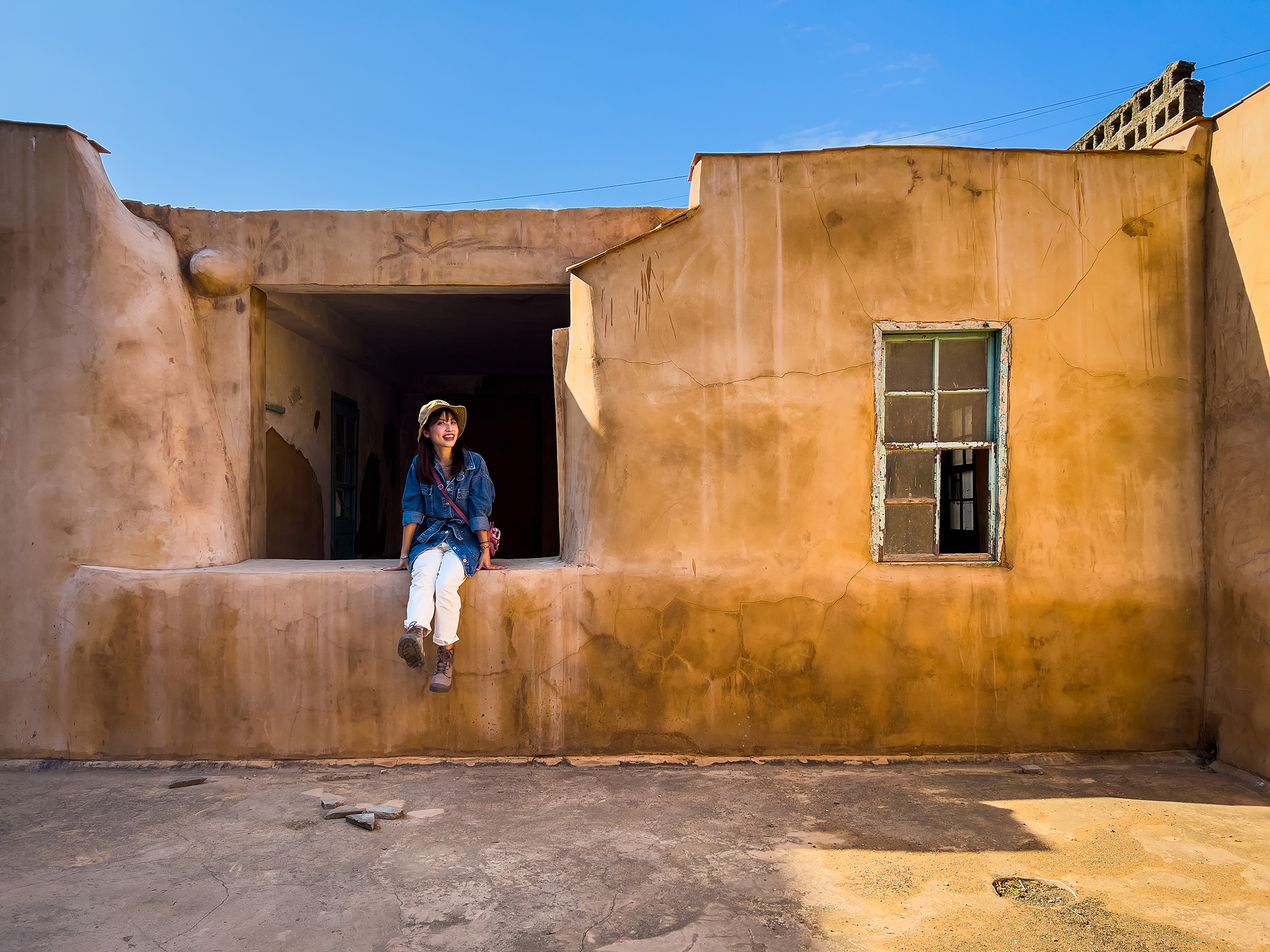 透過金門青年李誠恩帶路下，我們跟著他一起彎進後浦老街靜謐的巷弄裡，發現軍管時期的遺跡。