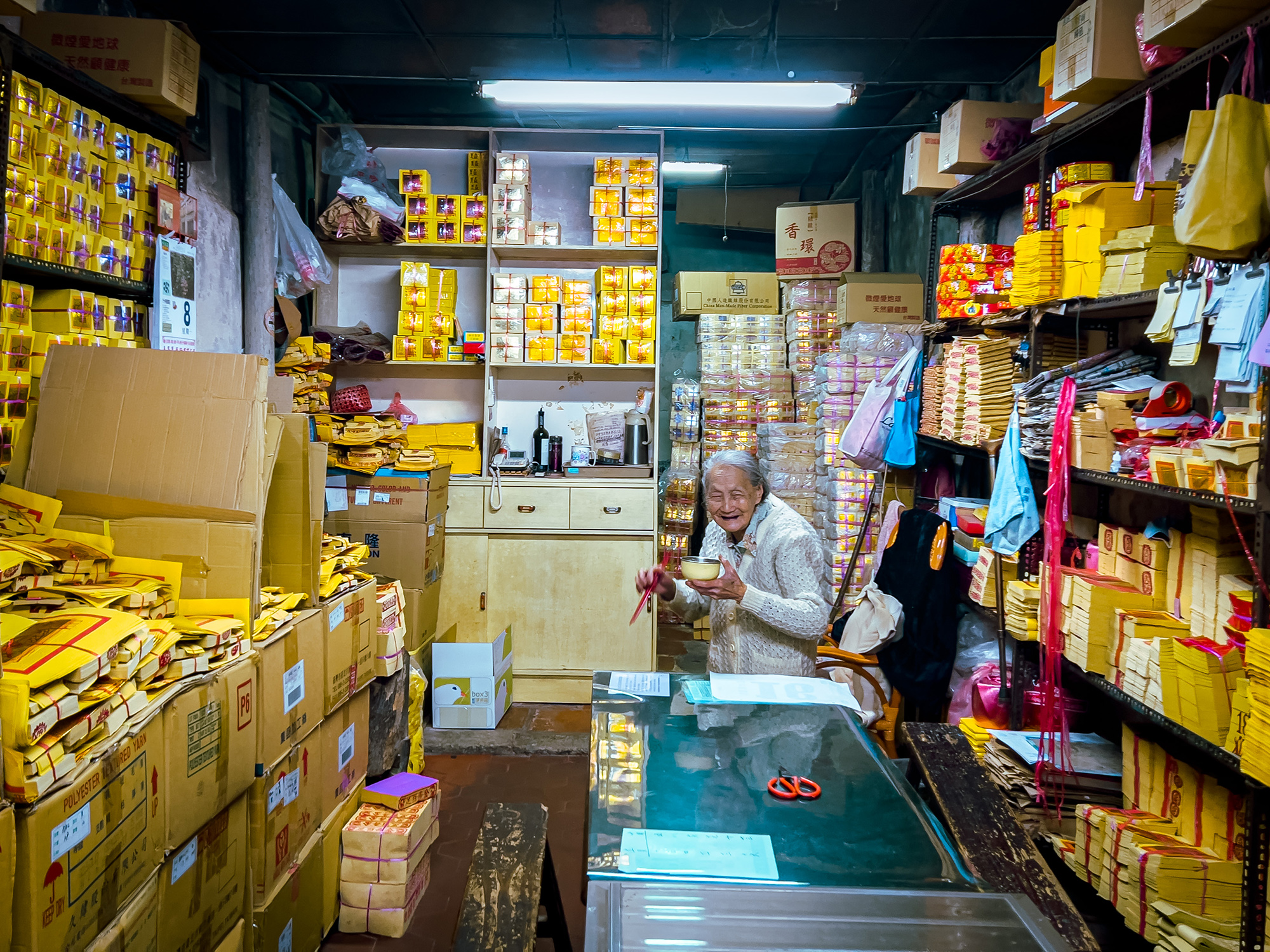 金紙店婆婆熱情示意我們走進去,還親切的問我們要不要一起吃東西?