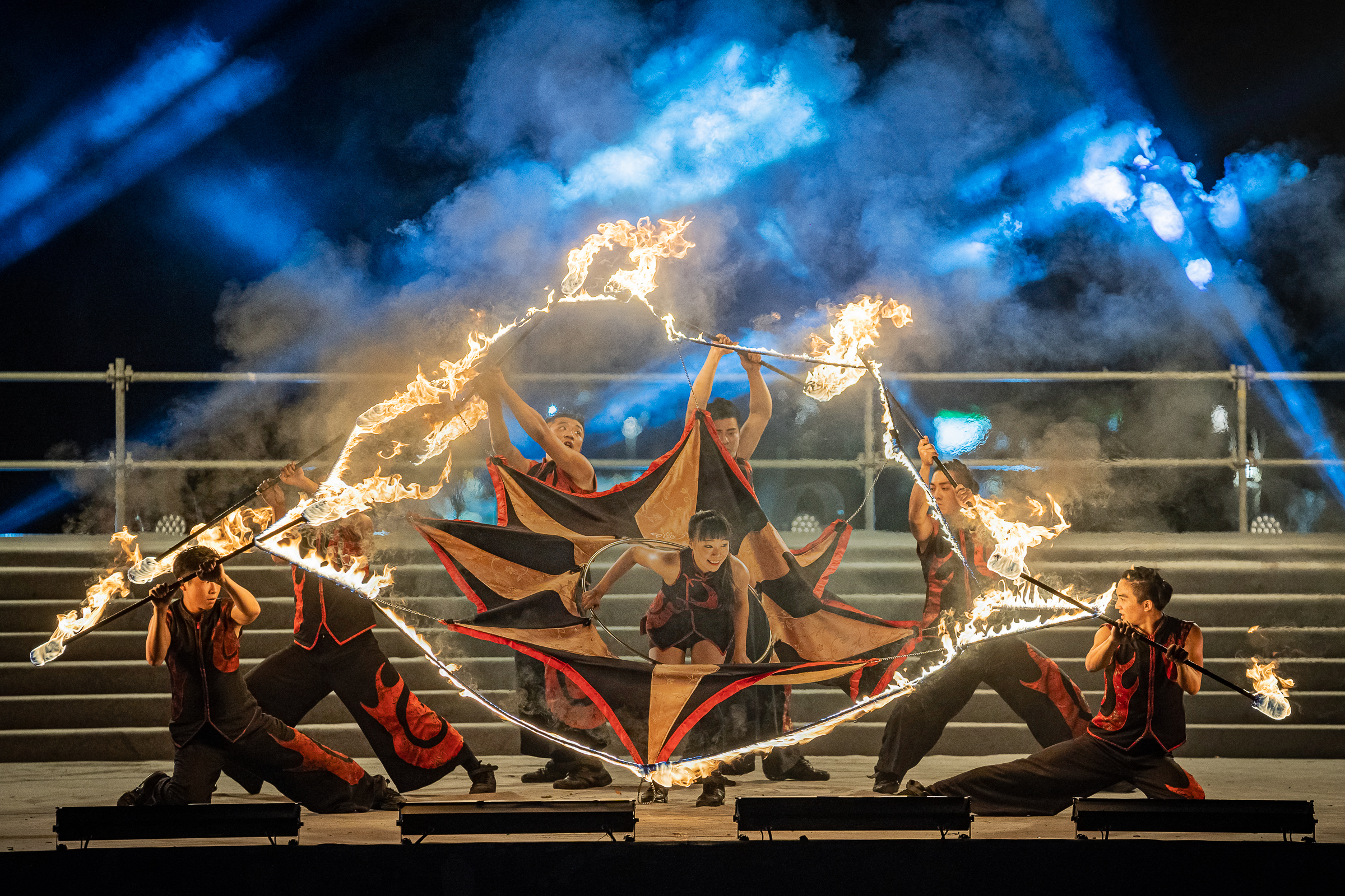 《雨馬》精華版將以熱鬧歌舞結合客家音樂、火舞特技，在台中台鐵新烏日站日出停車場演出。（紙風車劇團提供）
