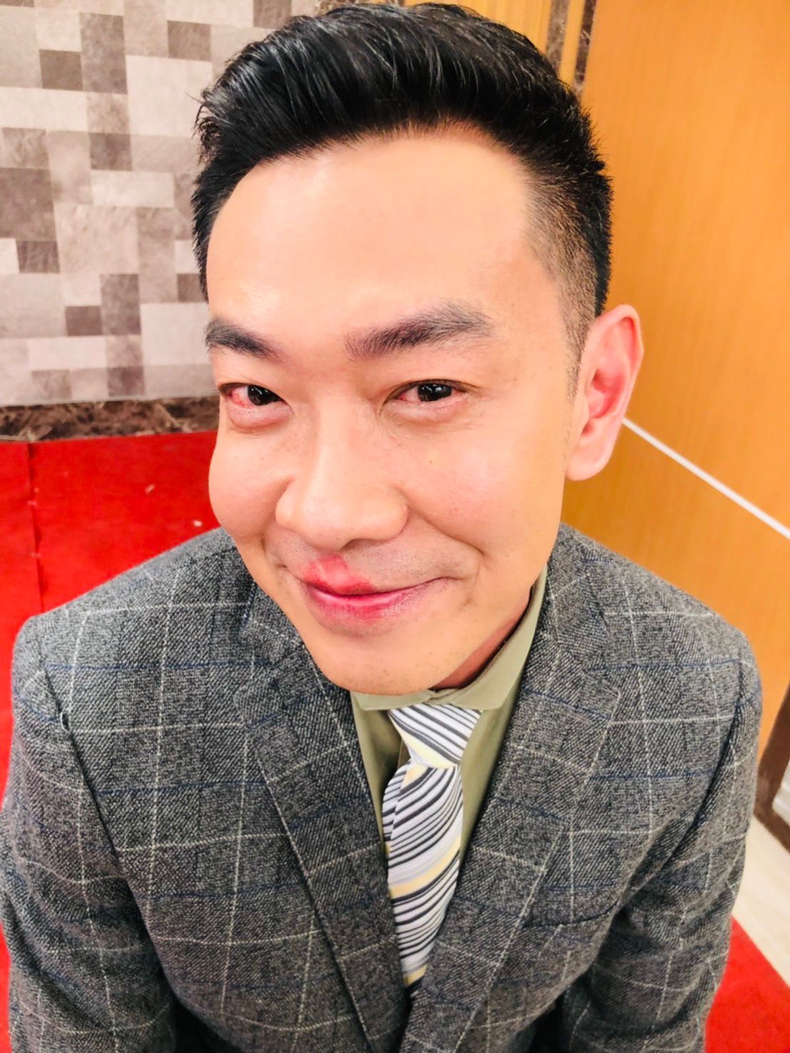 江俊翰拍吻戲被口紅印沾染滿嘴,模樣好笑。(民視提供)