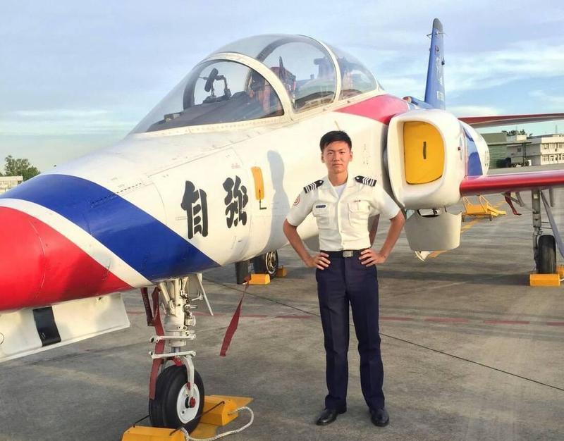 飛官陳奕執行任務期間突墜海失聯,軍方仍持續搜救希望能找到更多蹤跡。(國防部提供)