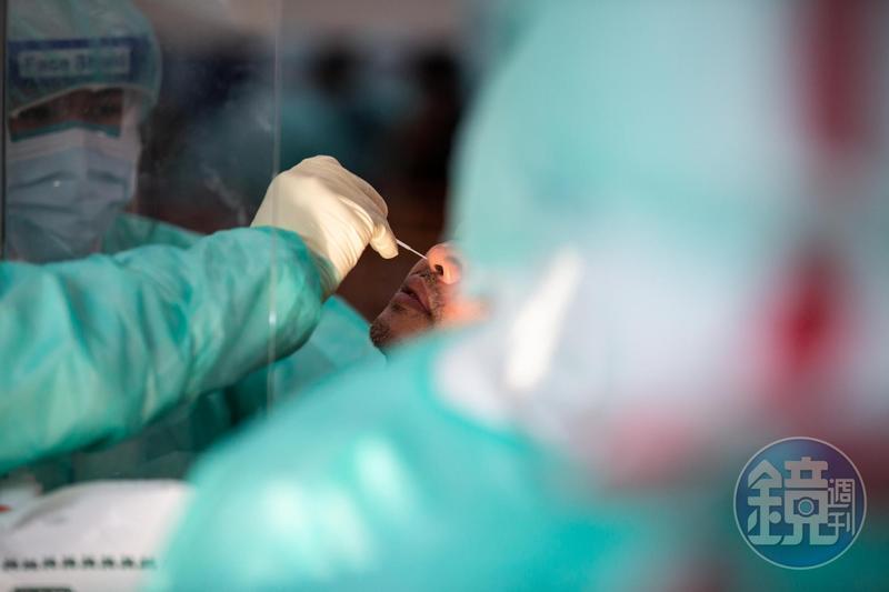 本土疫情升溫,民眾若有症狀請踴躍篩檢。(示意圖,本刊資料照)