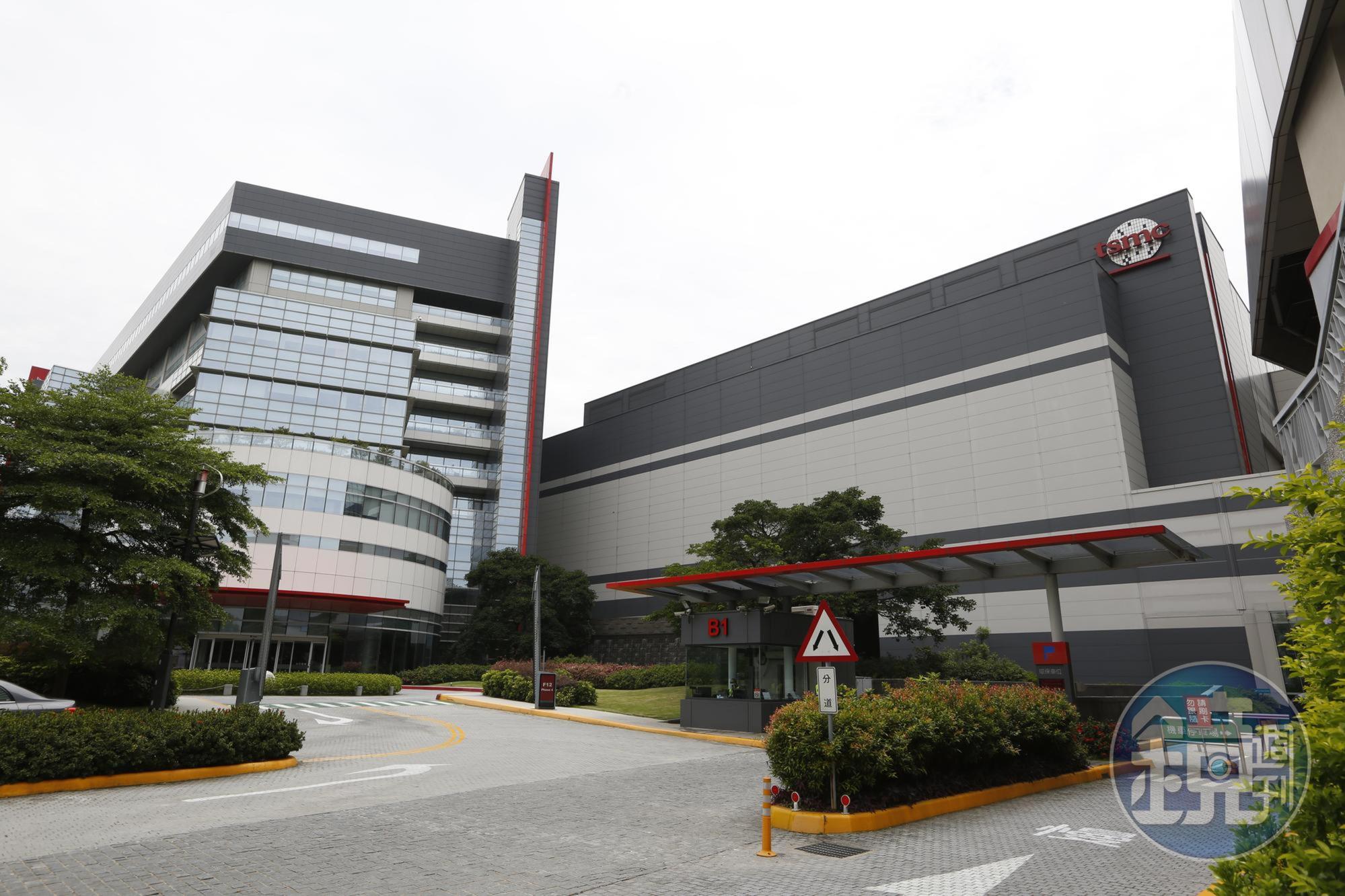 新竹科學園區台積電12廠P8昨日發生外包商遭電池炸彈炸傷的意外,警方排除隨機作案可能。(本刊資料照)