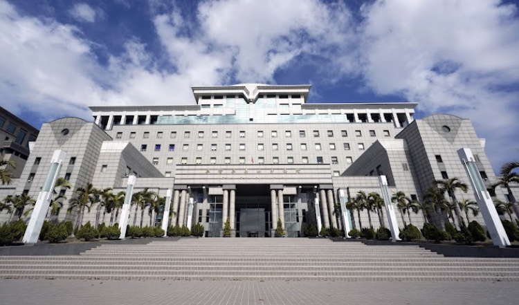 林姓男子赴越南工作，因疫情一年無法回台，才知妻子與他命男子一起出遊，怒向台南地院告兩人侵犯配偶權。