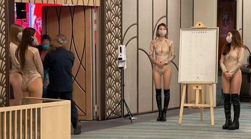 日月光財務餐會門口的4名接待辣妹,意外引發網友暴動。(翻攝PTT)
