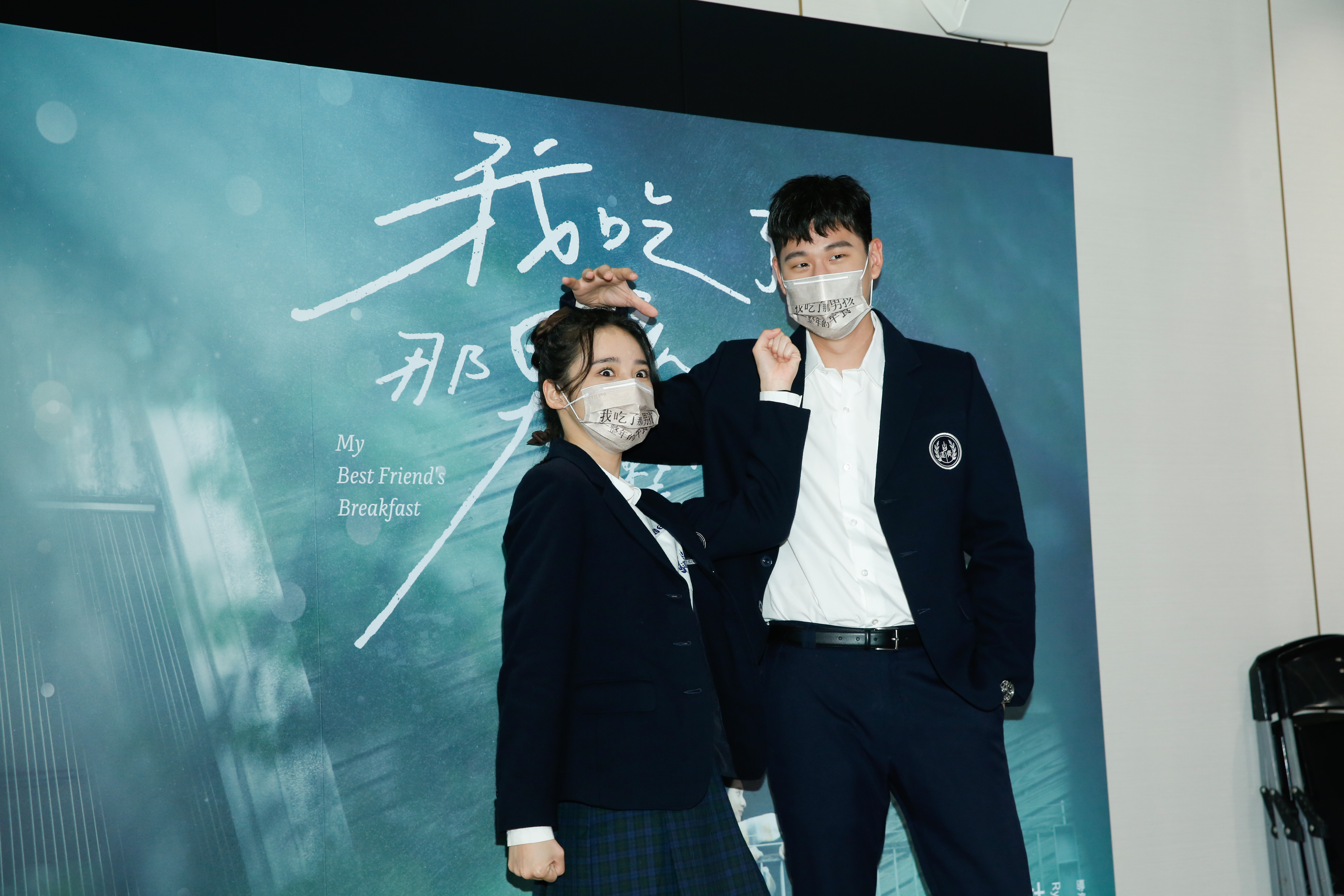 李沐認為周興哲穿上制服很帥，但也很愛捉弄她，老說她是「麵包超人」。