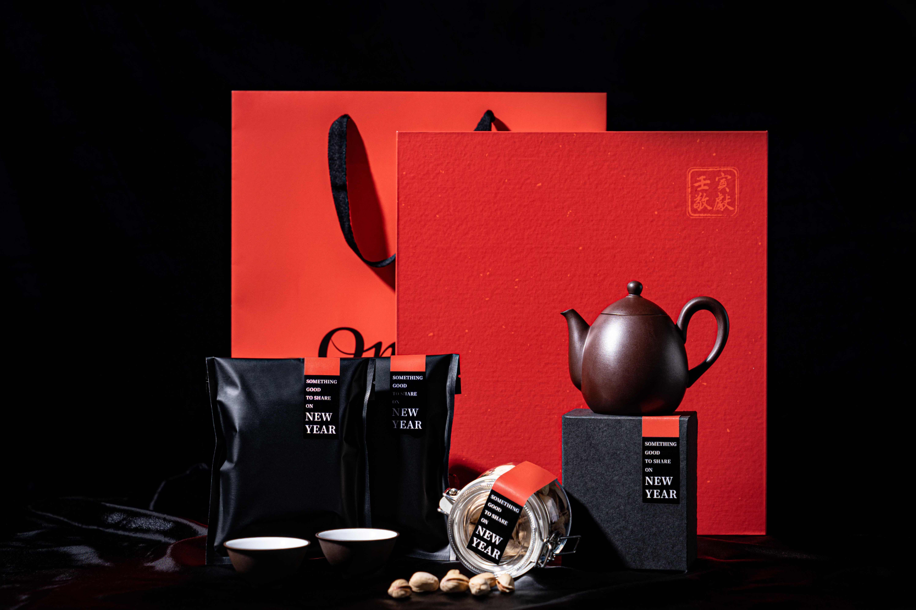 電商平台「引潮」聚焦老字號職人品牌，推出「春｜茶」年節限定禮盒，（引潮提供）