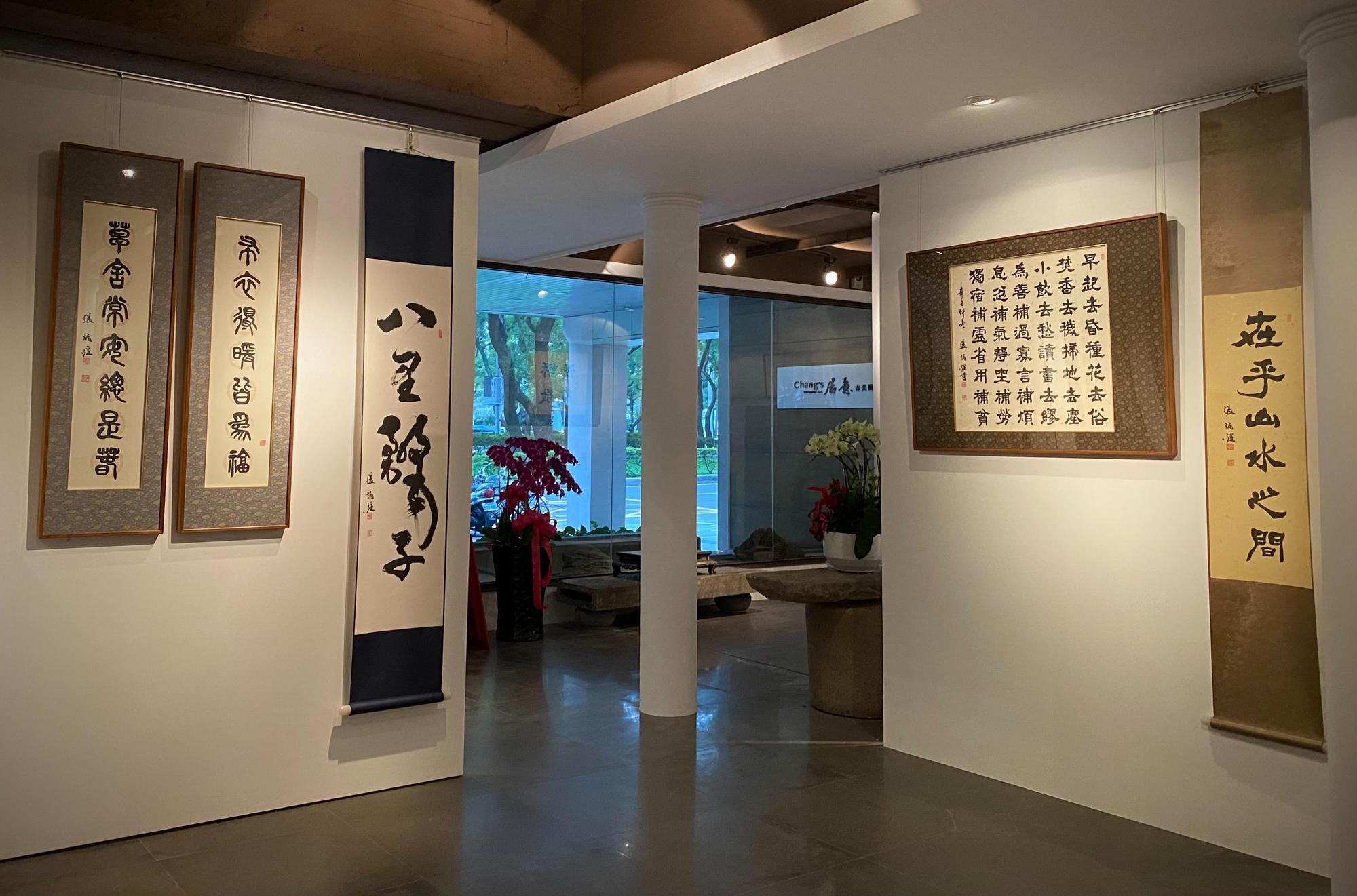 張炳煌老師精通各體書法，古典詩韻與筆墨意趣呼應。（居意古美術提供）