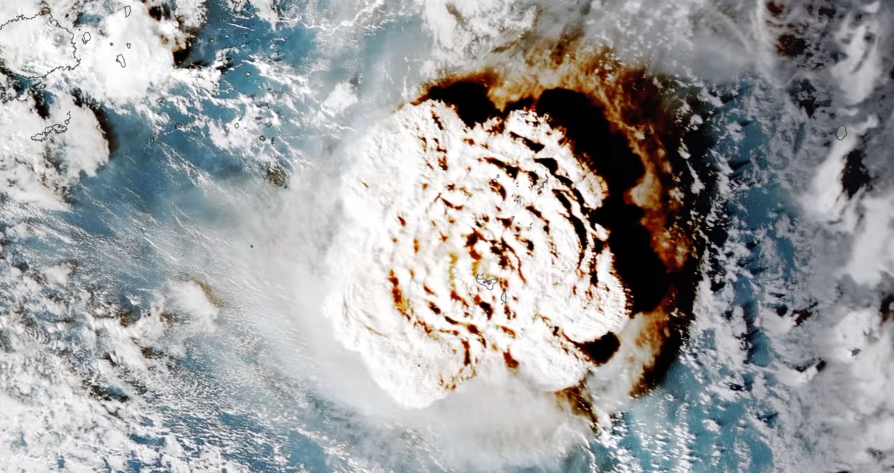 東加王國附近發生大規模海底火山爆發，從衛星影像中，可以清晰看見爆出「蕈狀雲」火山雲的軌跡。（翻攝自天氣風險 WeatherRisk臉書粉專）