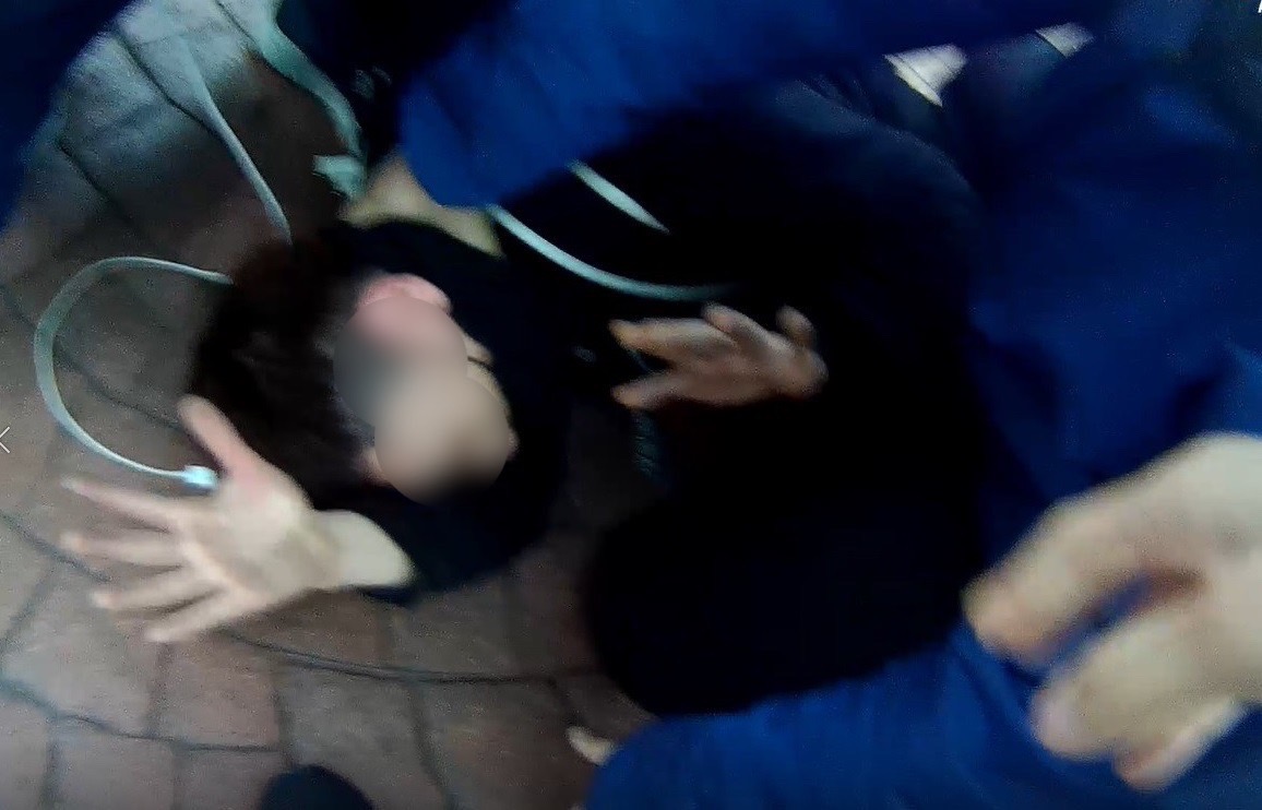 警方將詐欺車手壓制在地。（翻攝畫面）