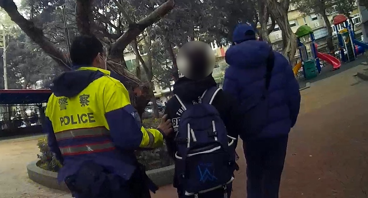 無業詐欺車手（中）遭警方帶回訊問。（翻攝畫面）