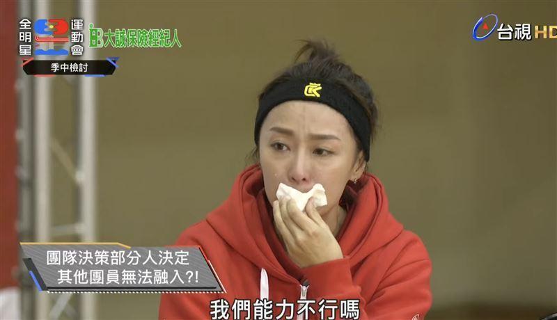 林昀希在16日節目中哭喊紅隊不團結。(翻攝自YT)