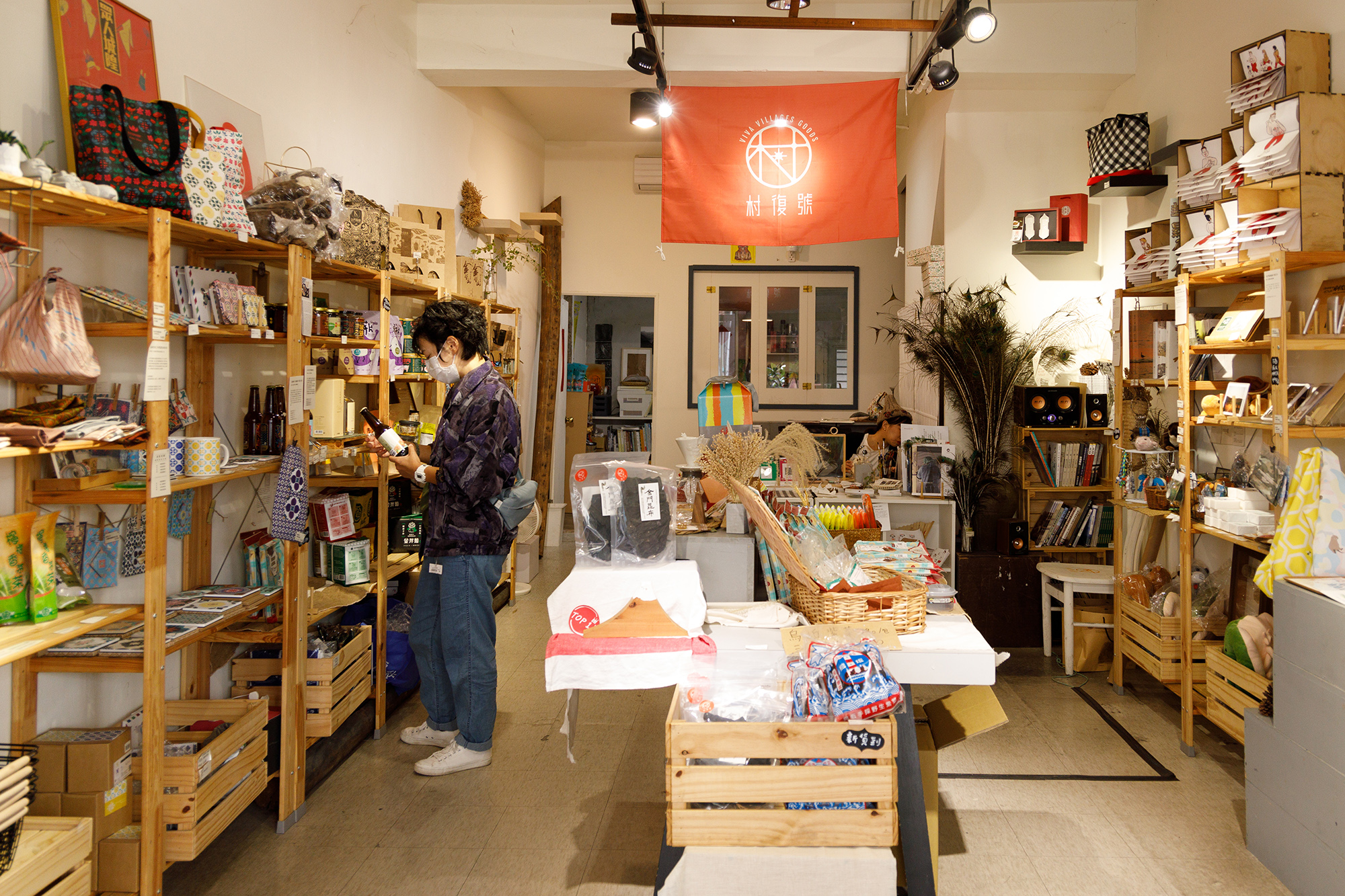 在「村復號」能挑選到許多有別傳統印象的金門特色伴手禮與紀念品。