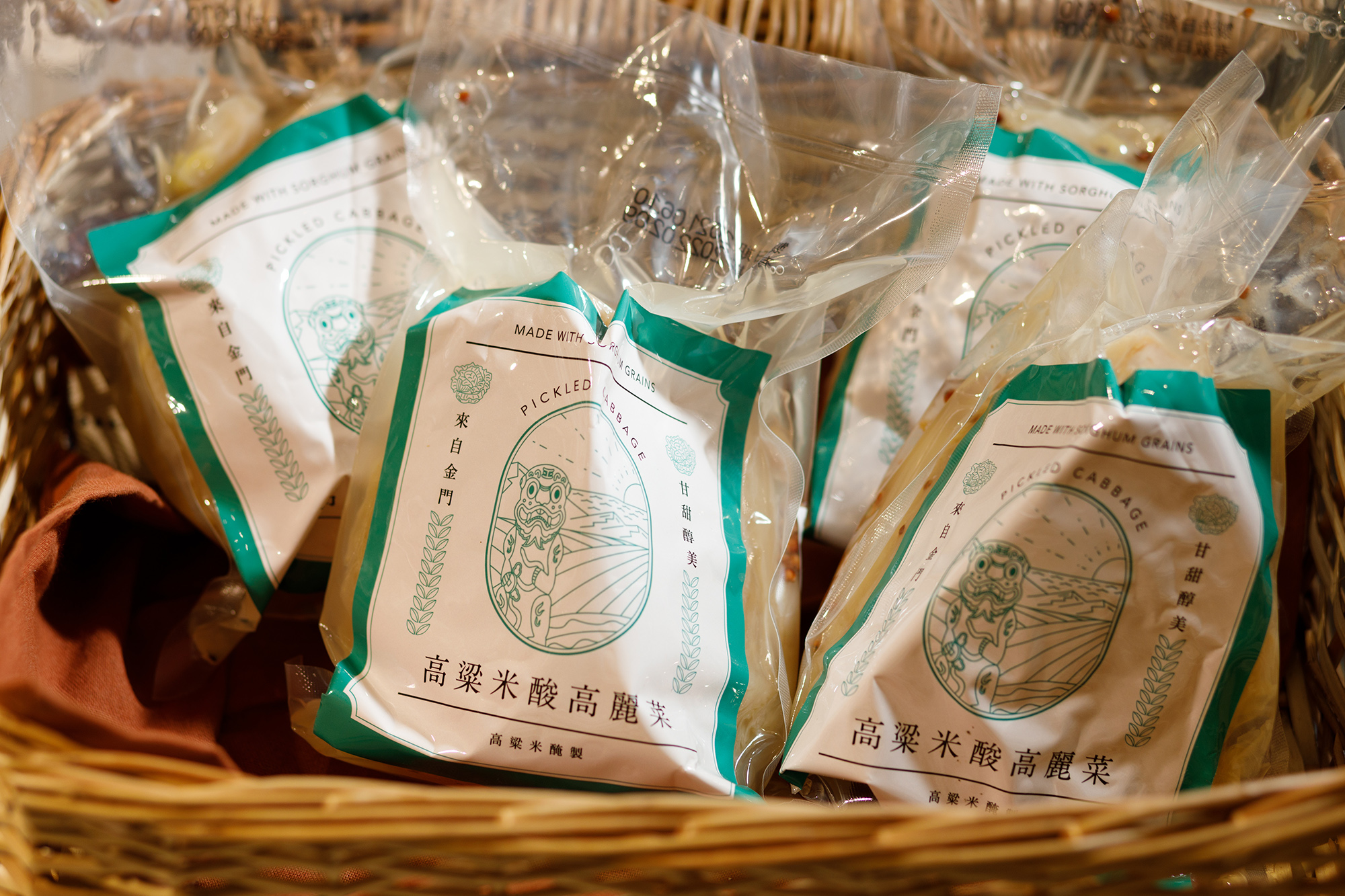 「高粱米酸高麗菜」選用冬季產高麗菜搭配在地高粱米，碰撞出的酸爽滋味很適合豬肉料理。（200元／包）